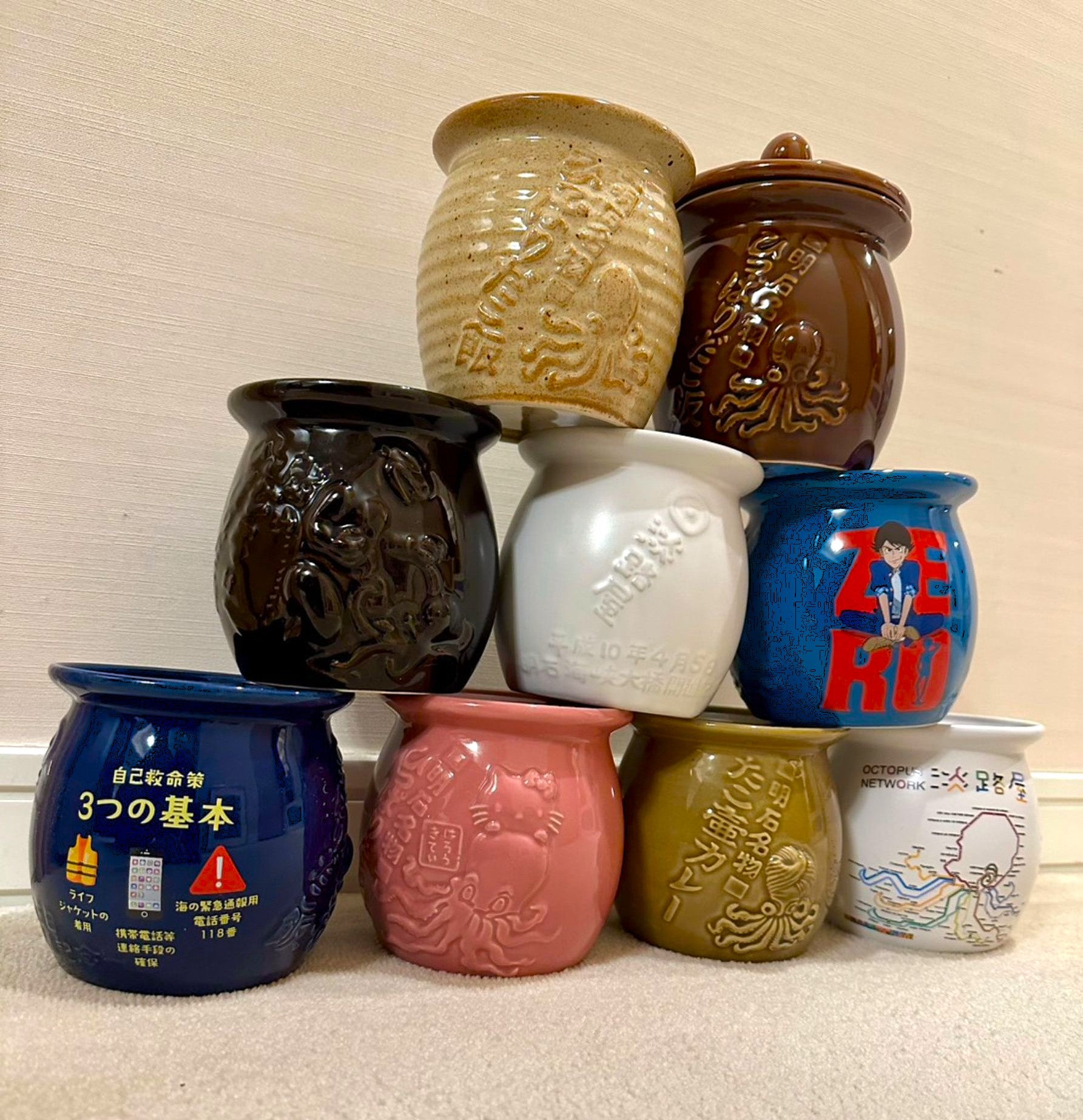 コレクションする人も多い、淡路屋のひっぱりだこ飯の様々なコラボレーション蛸壺