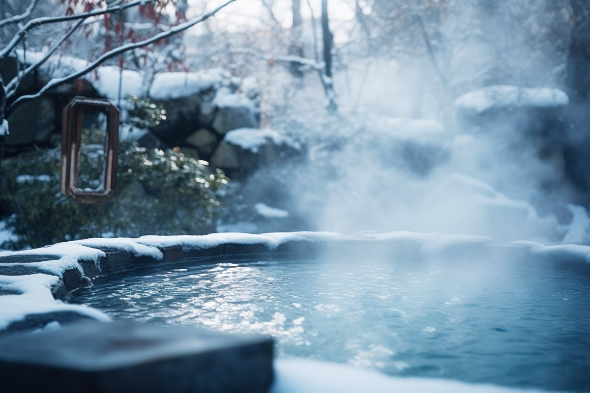 雪景色の露天風呂の湯面アップ