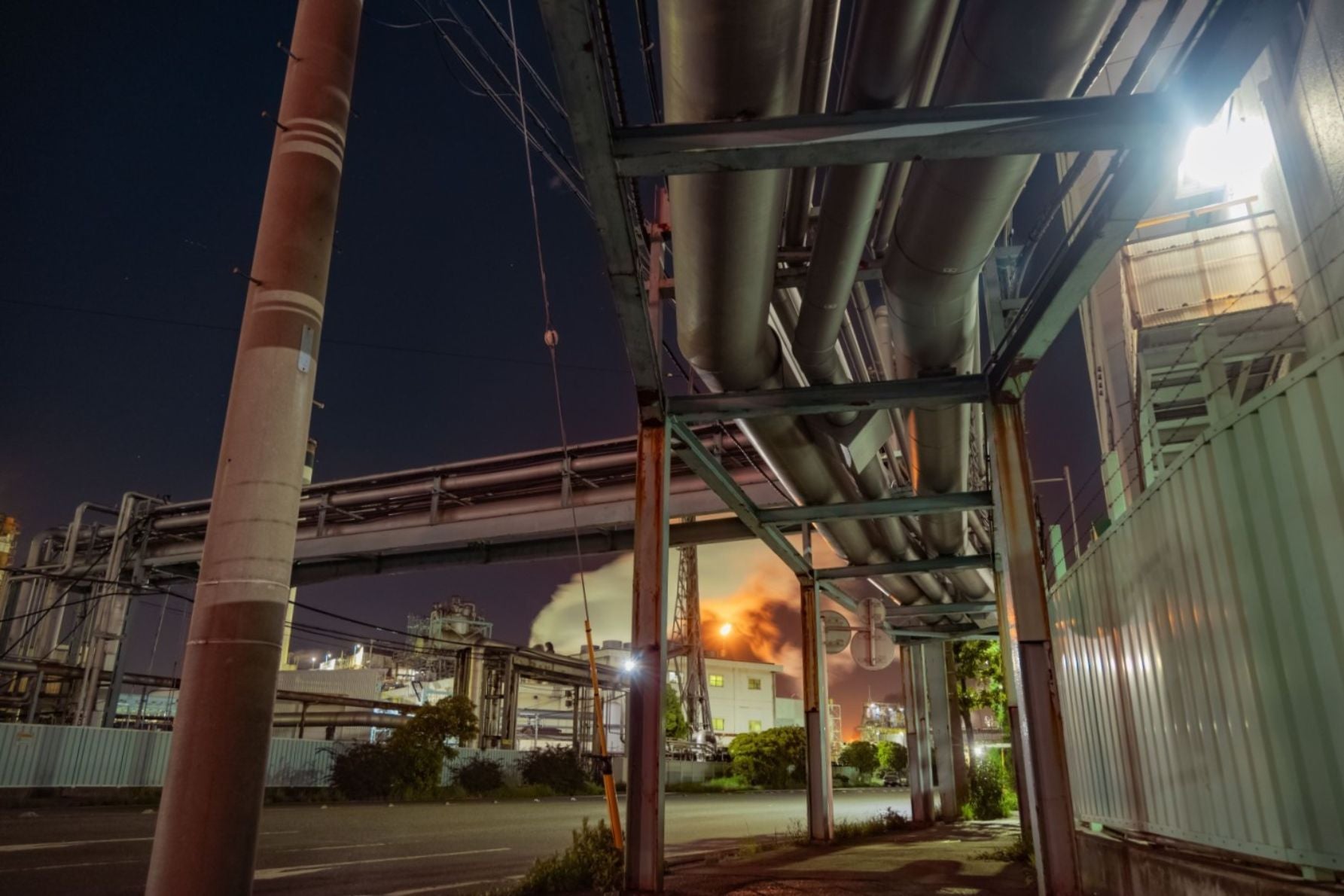 歩道の上にもパイプが通る