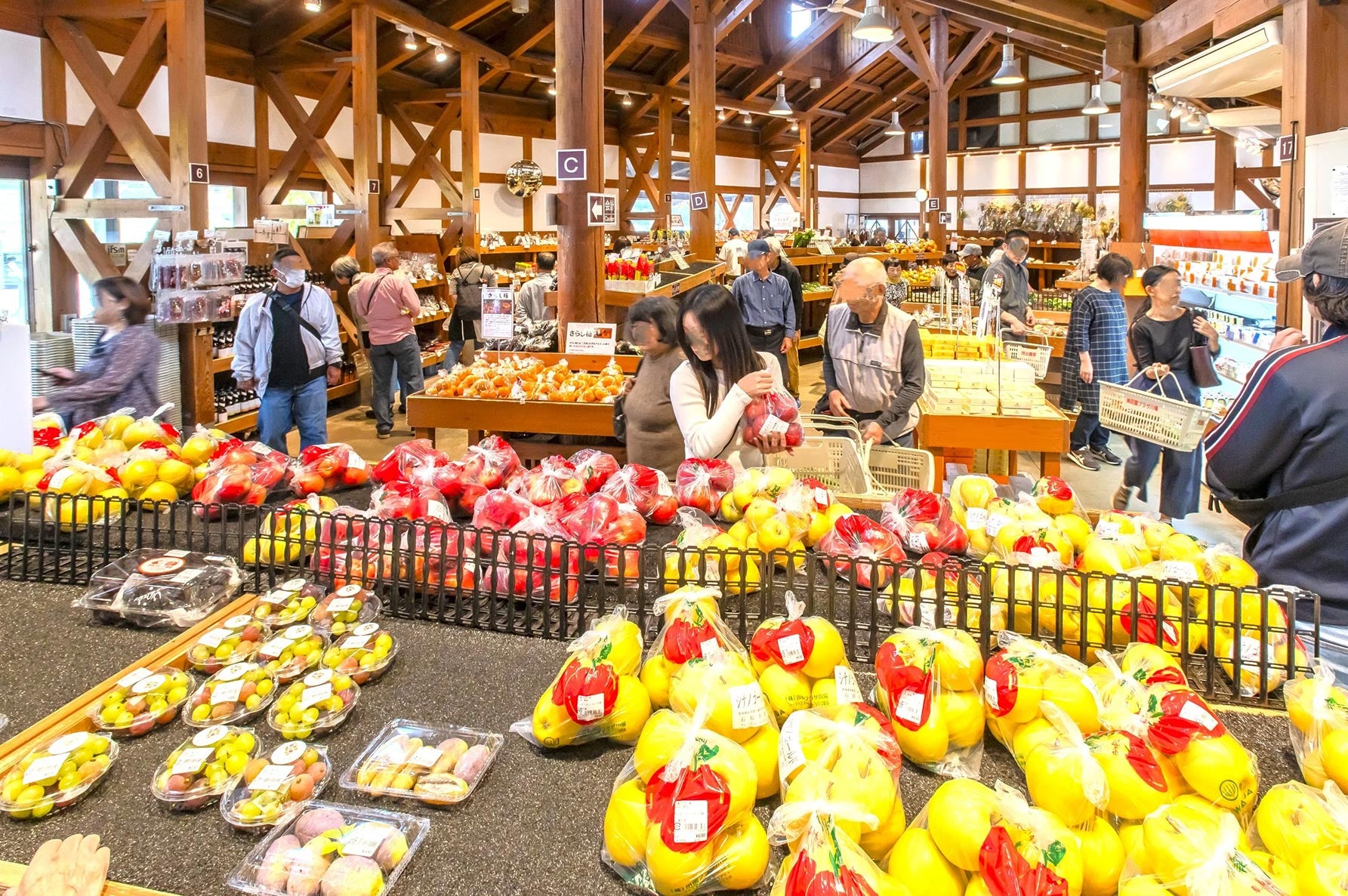 道の駅ファーマーズマーケットの内観