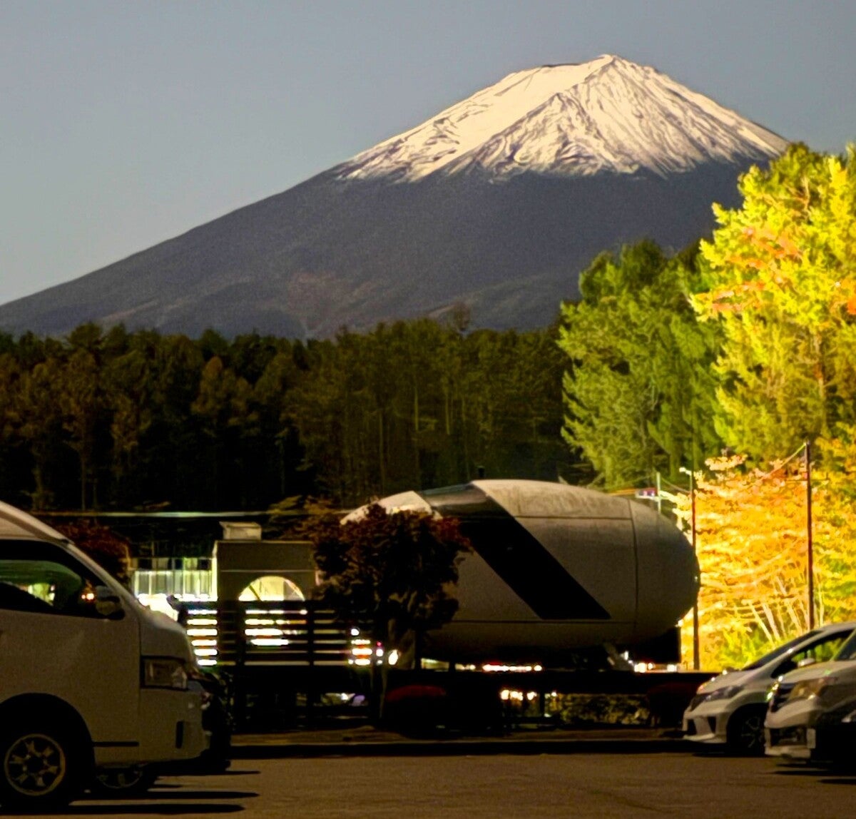 駐車場の奥に見える富士山