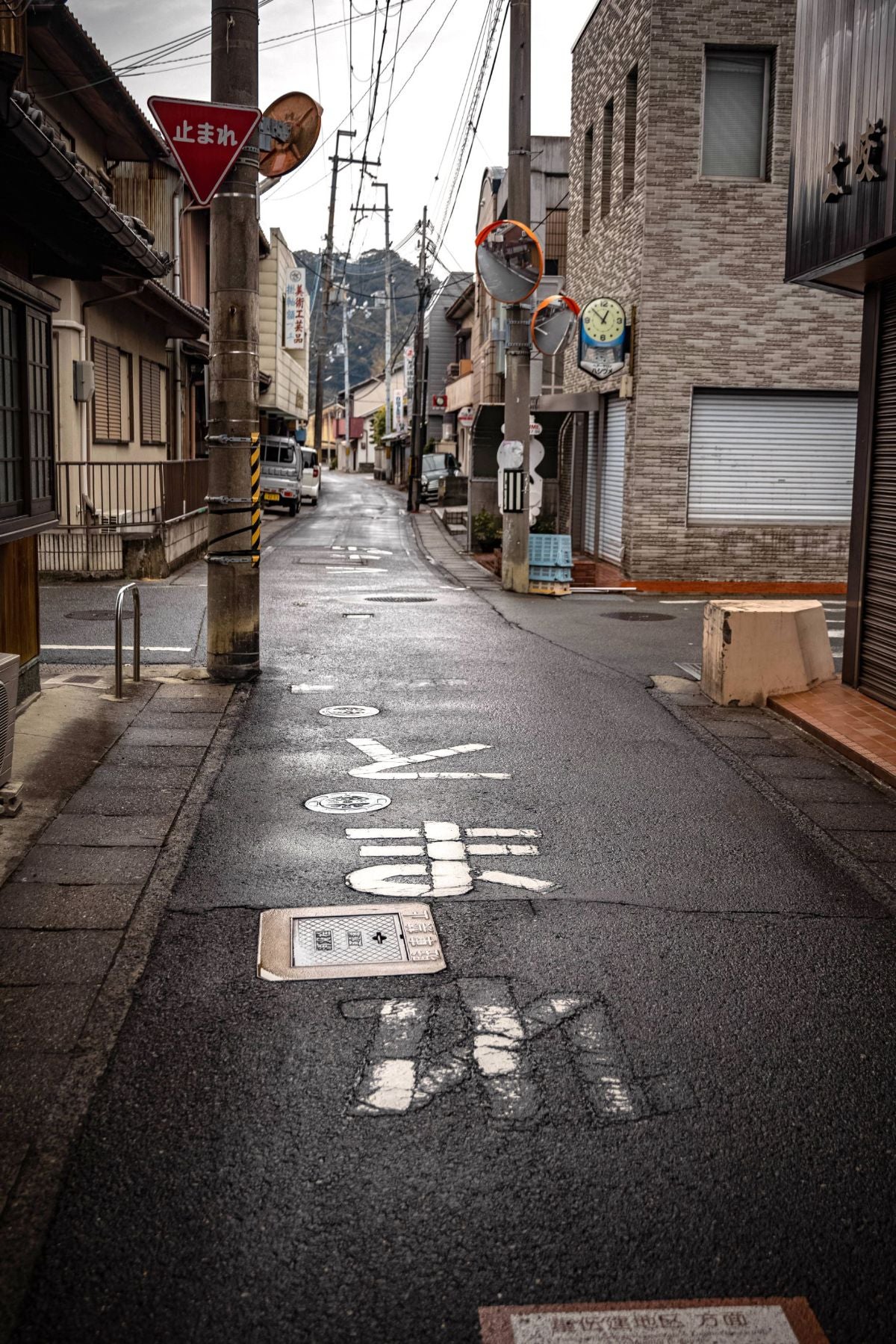 ひらがなの「とまれ」標識