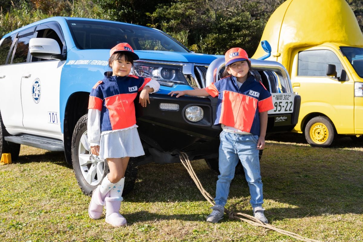 ロードサービスカーと記念撮影