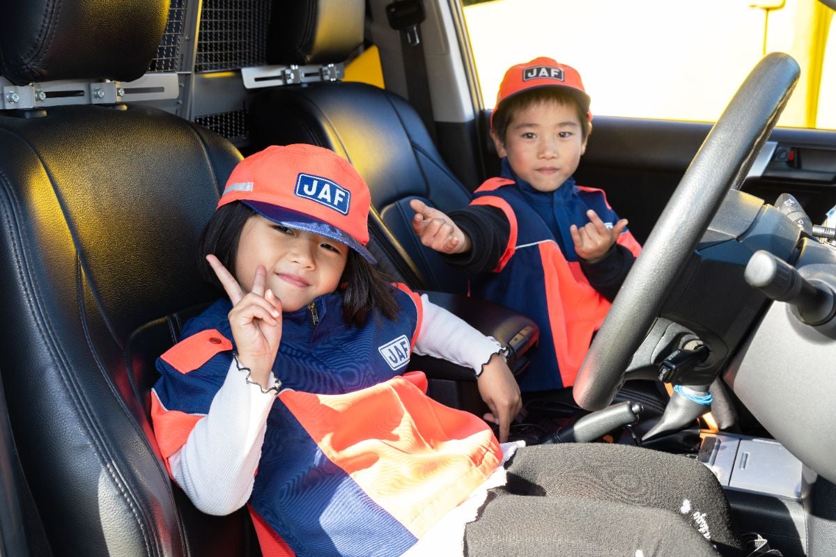 ロードサービスカーと記念撮影