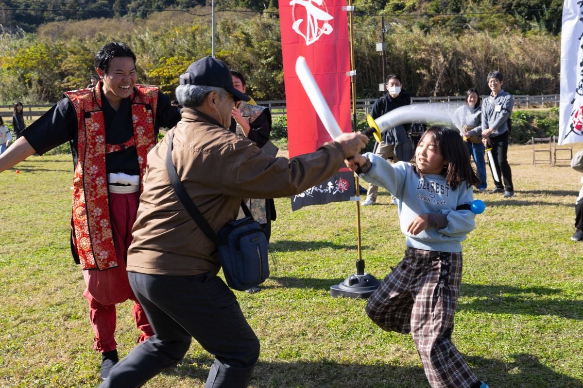 チャンバラ戦で切り結ぶ参加者たち