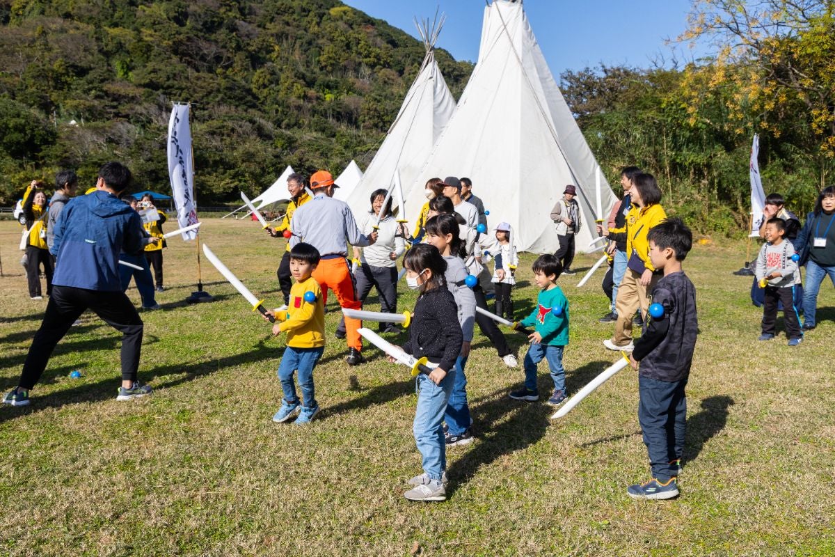 チャンバラ戦で切り結ぶ参加者たち