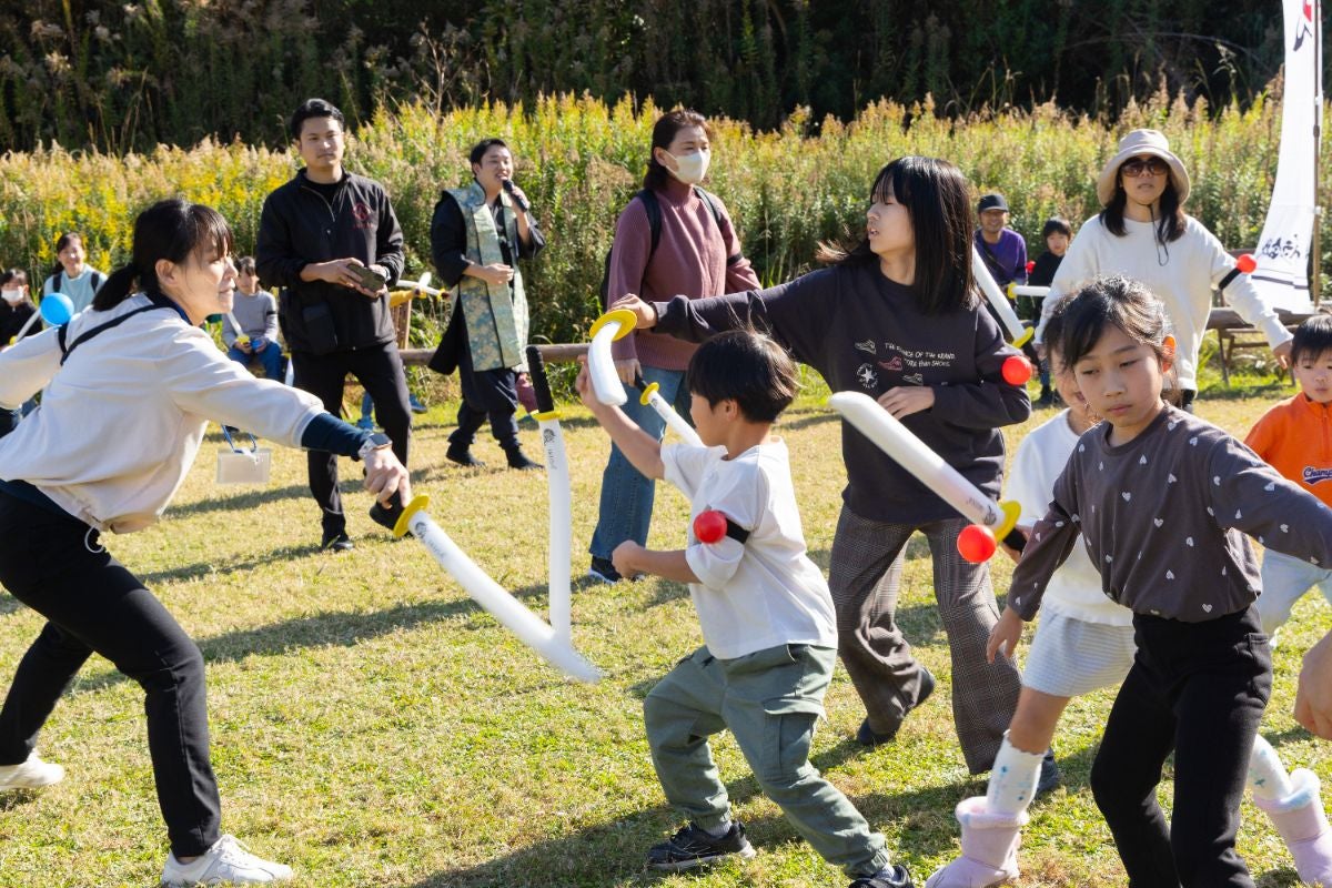 チャンバラ戦で切り結ぶ参加者たち