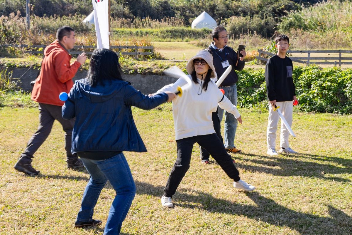 チャンバラ戦で切り結ぶ参加者たち