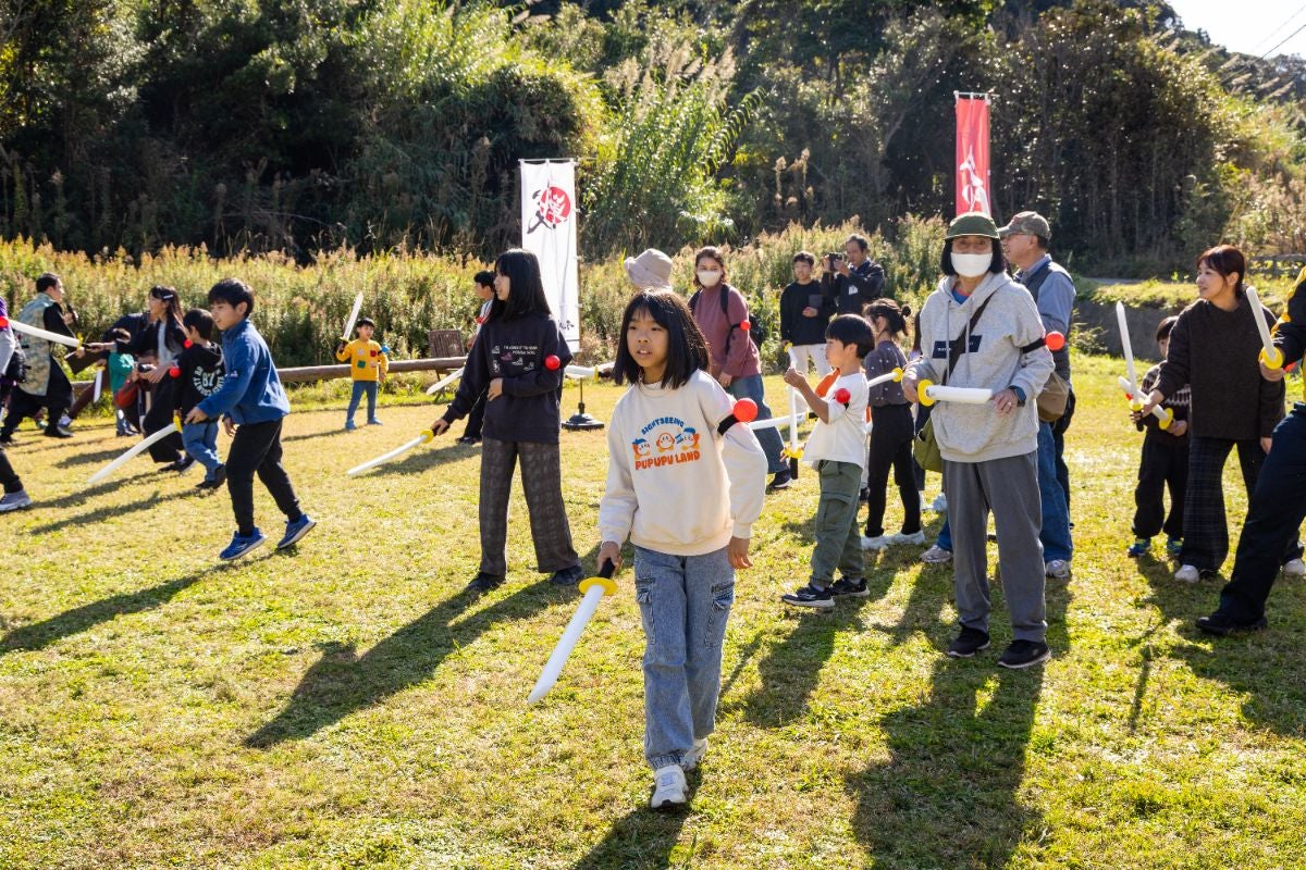 チャンバラ戦で切り結ぶ参加者たち