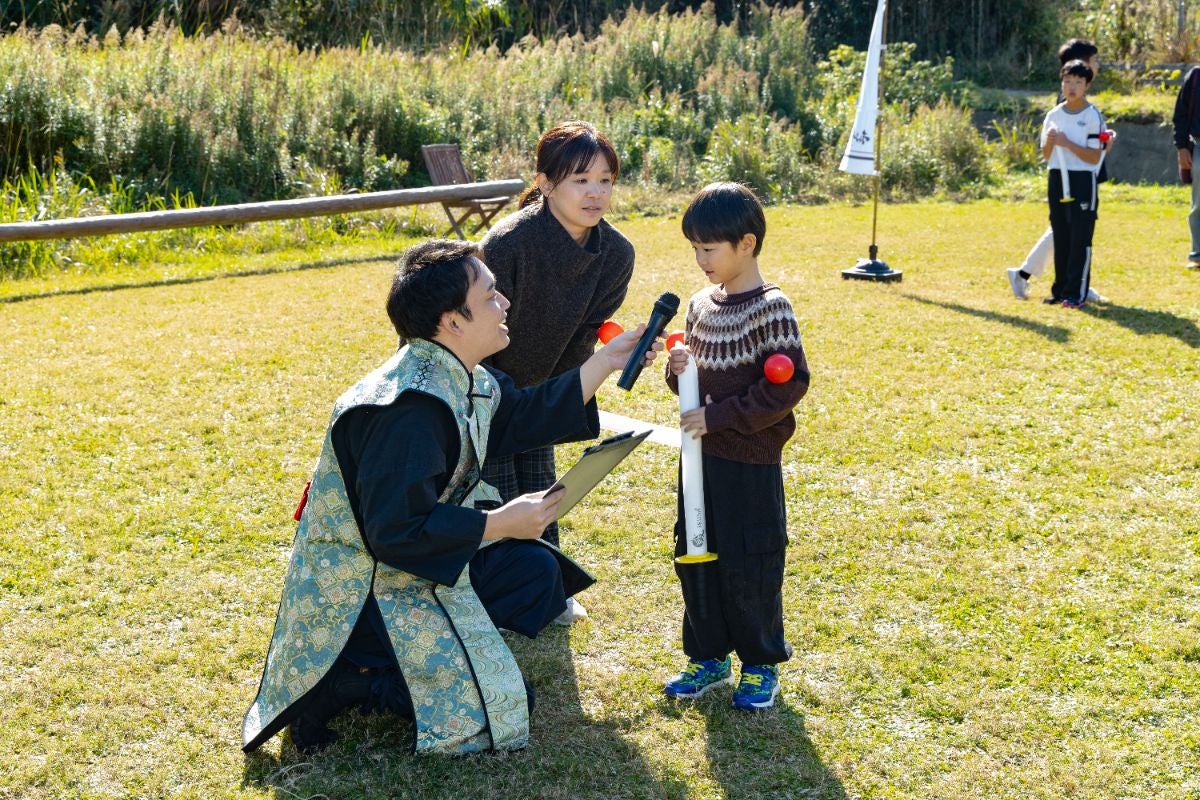 チャンバラ戦で切り結ぶ参加者たち