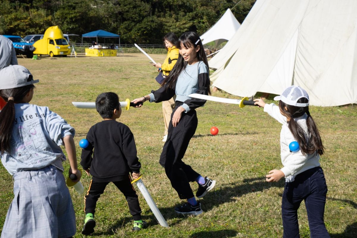 チャンバラ戦で切り結ぶ参加者たち