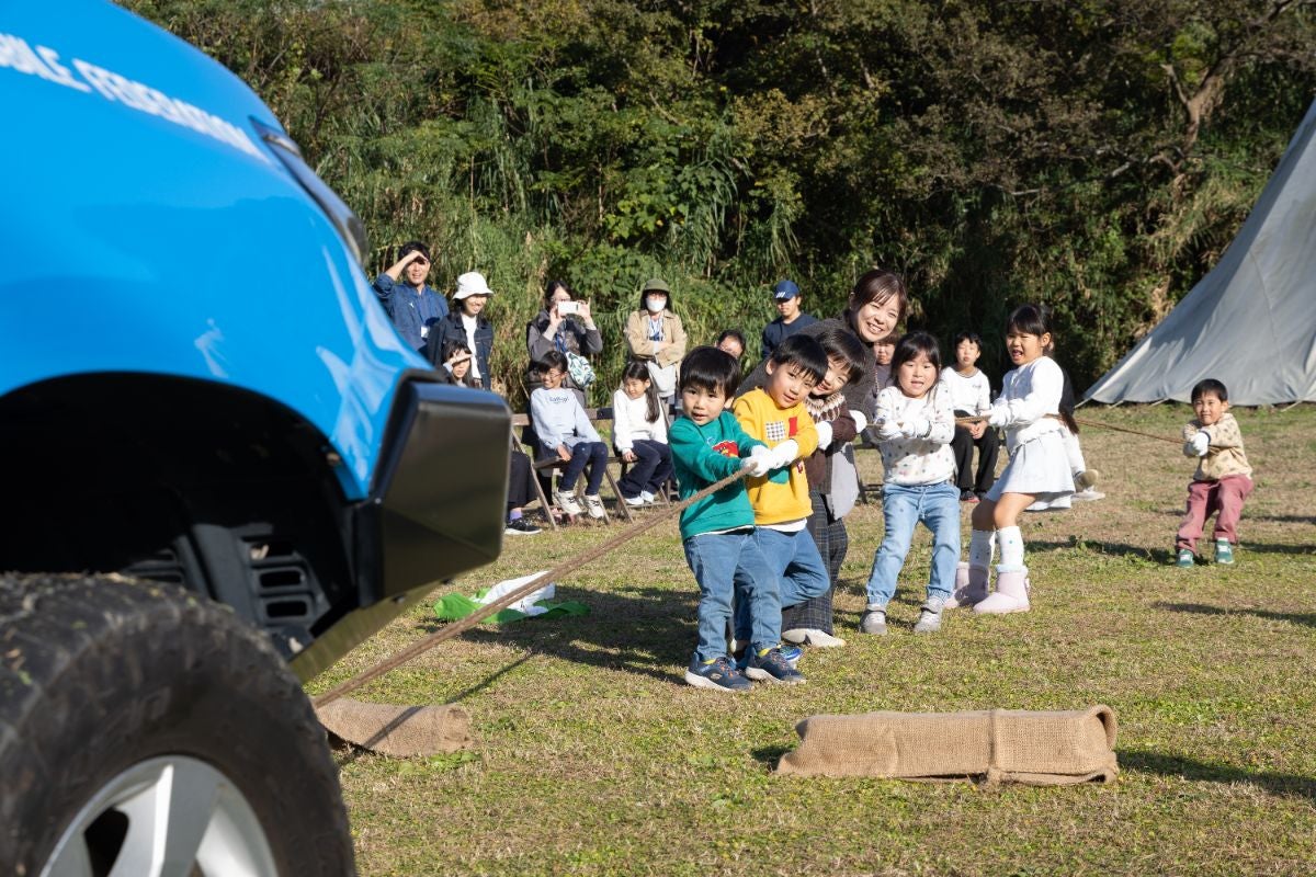 ロードサービスカーと綱引き