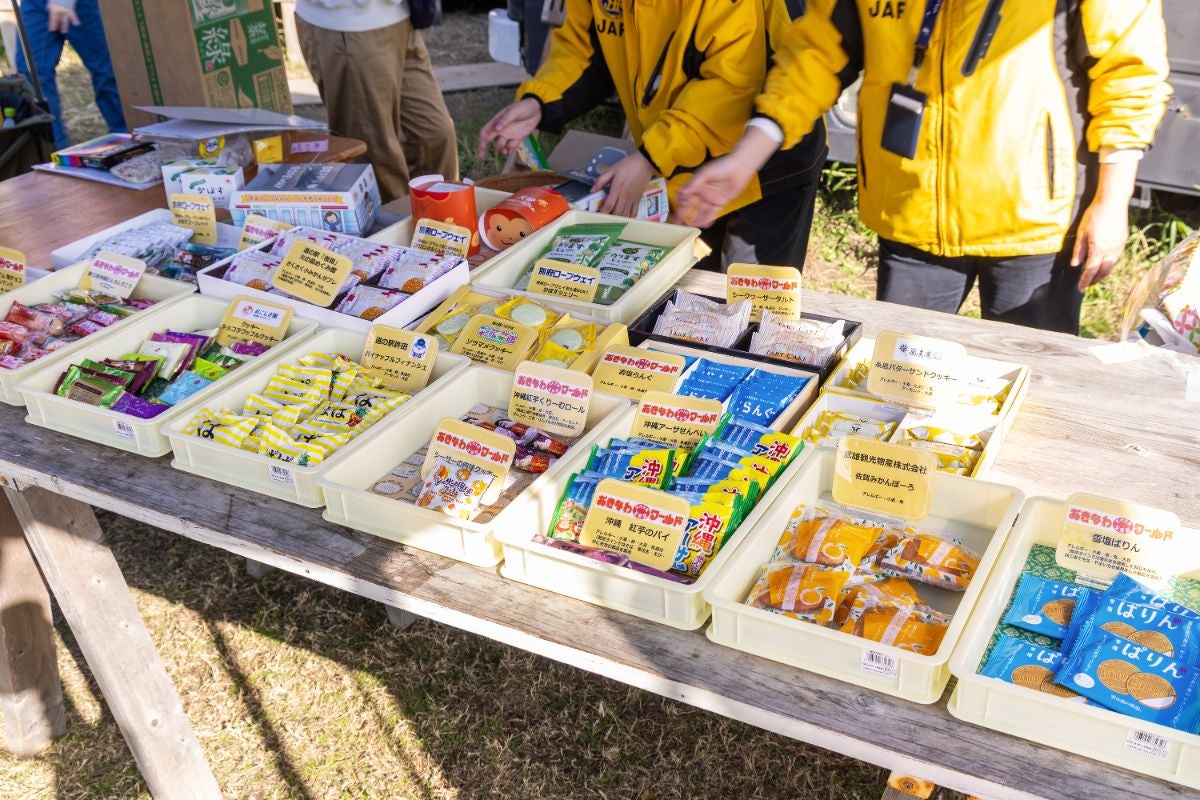 JAF会員証の提示で優待が受けられる、九州・沖縄エリアの様々な施設からの提供によるバラエティに富んだお菓子やおみやげ品を集めた「優待施設マルシェ」も大人気！