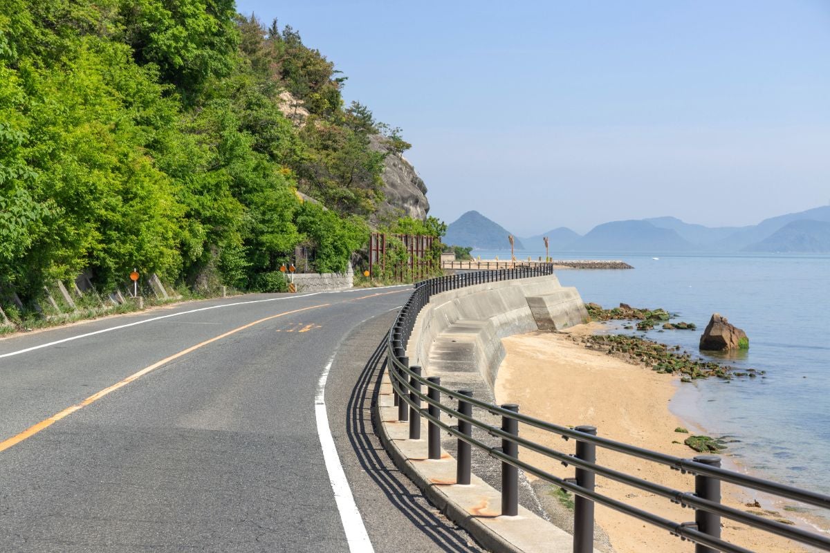  海と山に挟まれた王子マリンロード。カーブを抜けると穏やかな瀬戸内海が広がる
