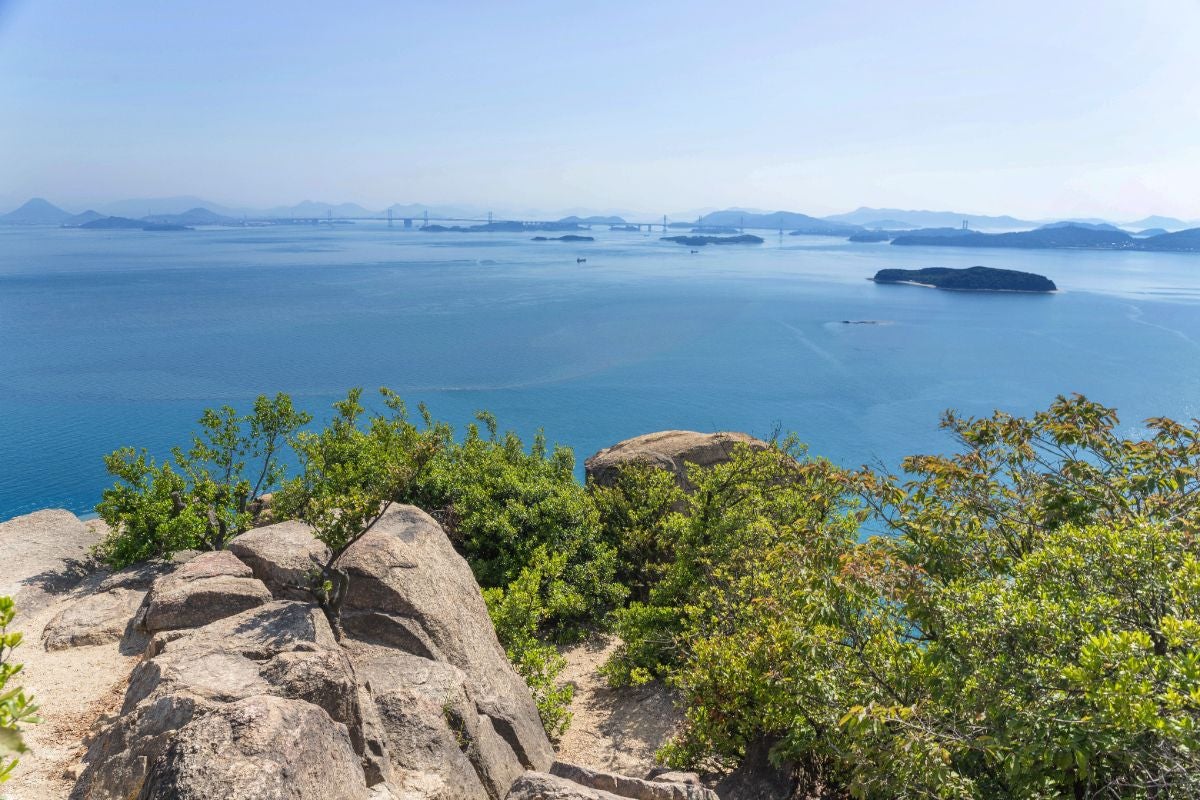 王子が岳から望む瀬戸内海と瀬戸大橋、青い海と島々の絶景
