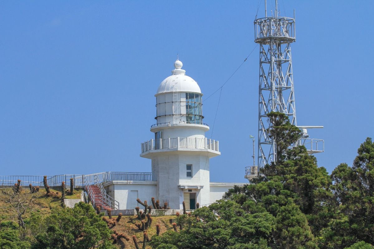 白亜の都井岬灯台と青空のコントラスト