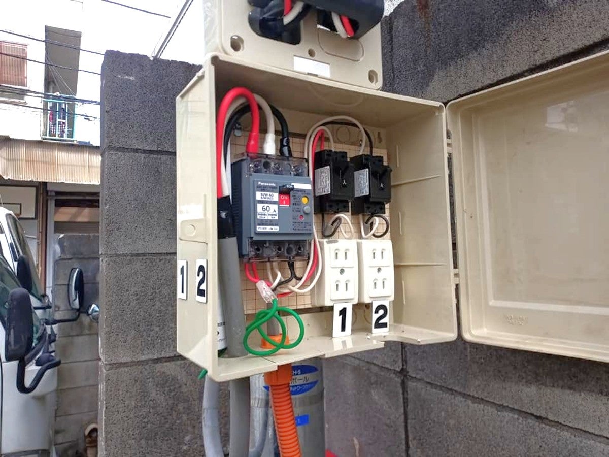 RVパークの電源ボックスの扉を開けた写真