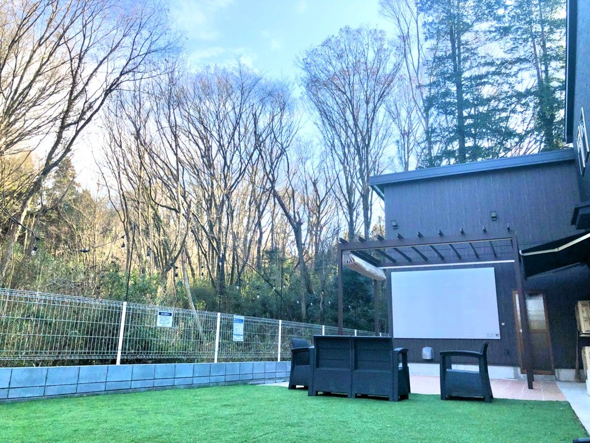 芝ゾーンと屋外シアターが接地されたくるま旅パークのサイト