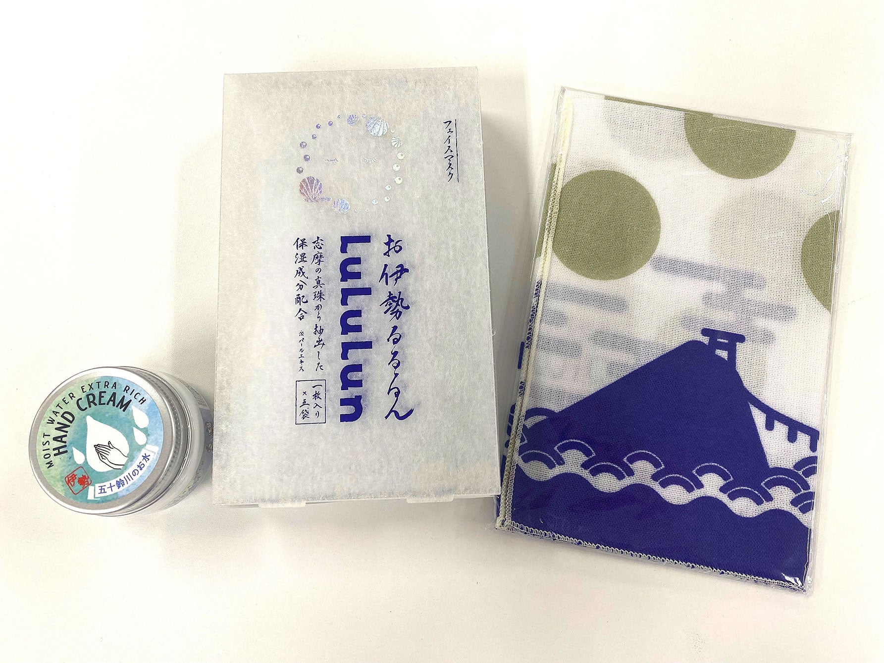 「お伊勢るるるん 真珠」フェイスパック、「よろし化粧堂」の五十鈴川の水を配合したハンドクリーム、手ぬぐいのセット