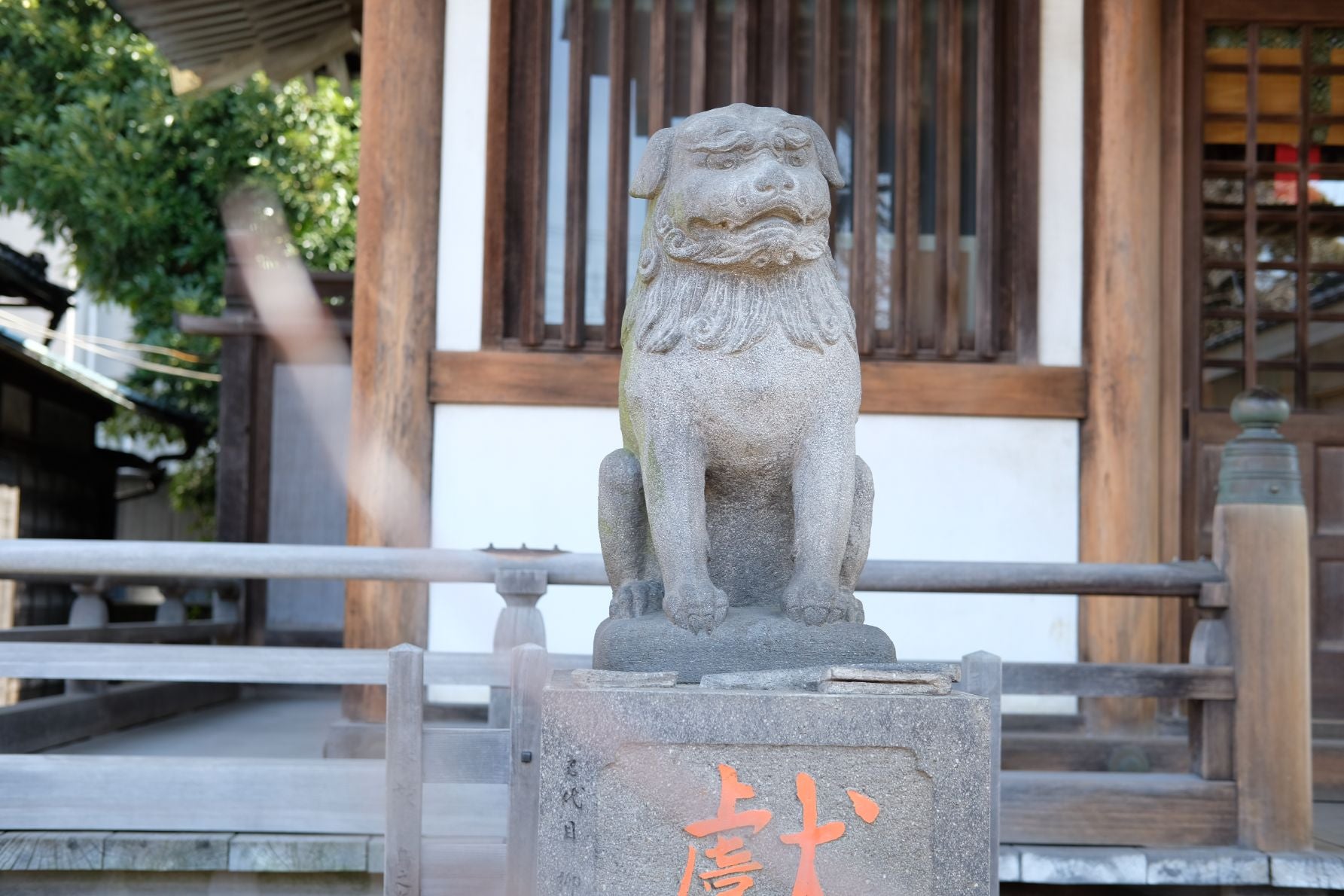 足立区・綾瀬稲荷神社の「落語狛犬」。座布団に座り、扇子形の尾を持つ、江戸の粋を極めた姿