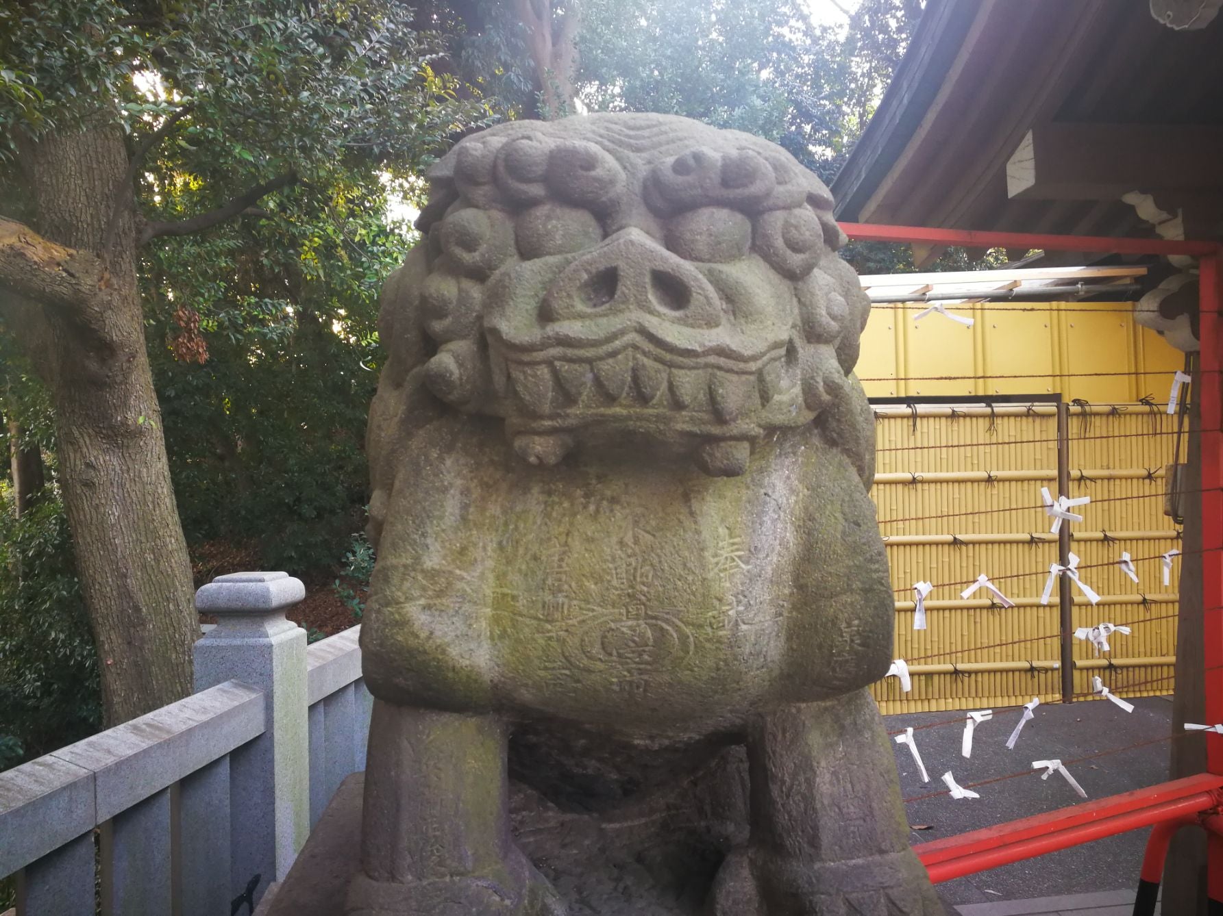 東京・目黒不動尊（瀧泉寺）にある都内最古級（1654年）の狛犬。カクカクとした「江戸はじめ」型
