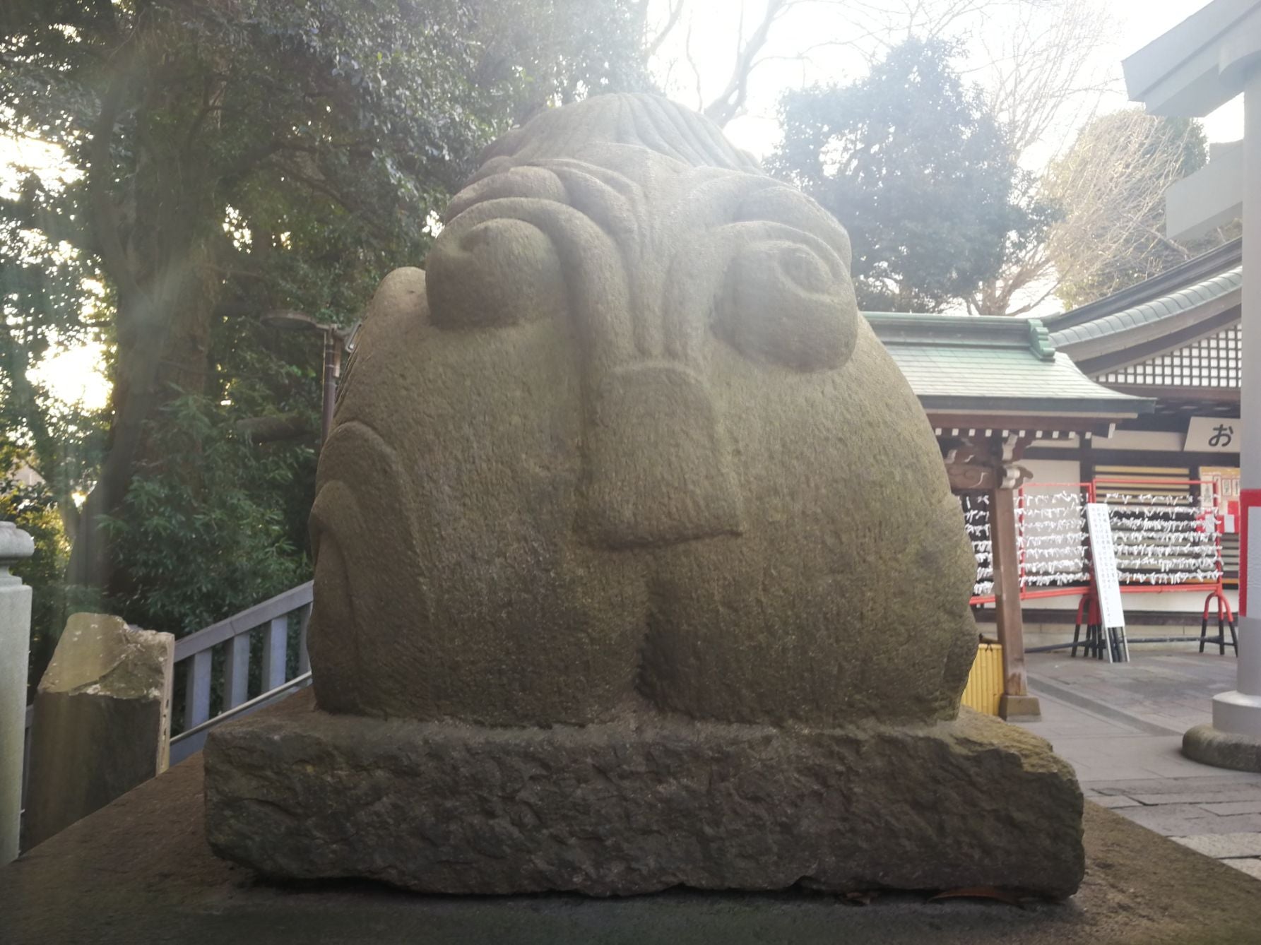 目黒不動尊に見られる「付き尾（体に張り付いた尾）」の表現。狛犬の制作年代を示す重要な特徴。