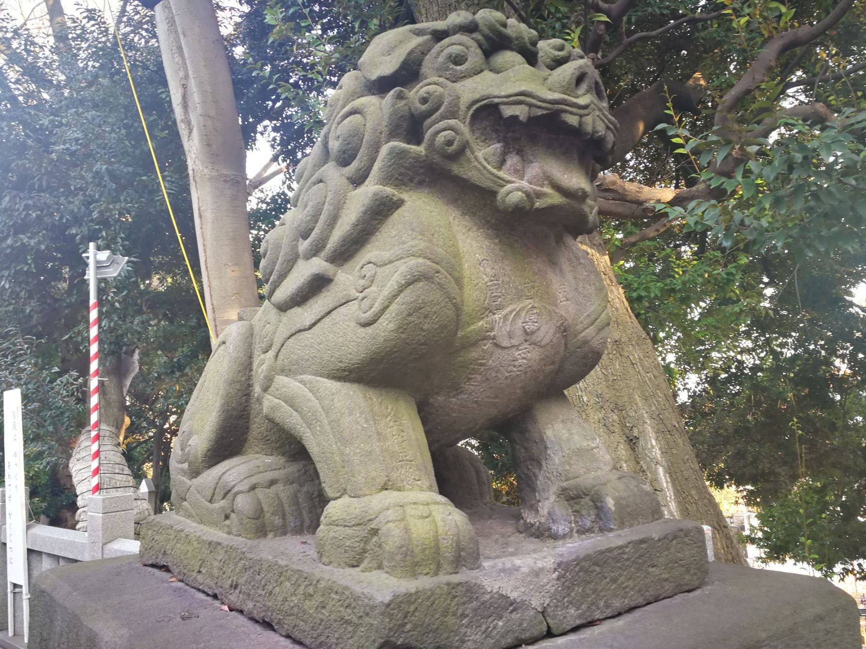 初期の石造り技術を物語る、胴体に直接情報が彫り込まれた目黒不動尊の歴史的狛犬