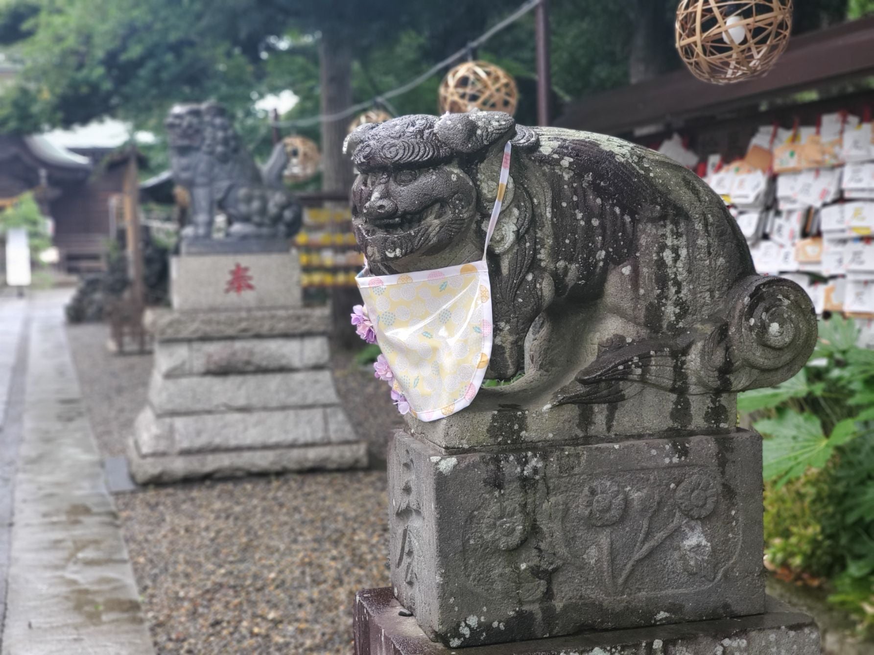 千葉・菊田神社の「アイーン狛犬」。お笑い芸人のポーズを彷彿とさせるユニークなアゴと手元のアップ