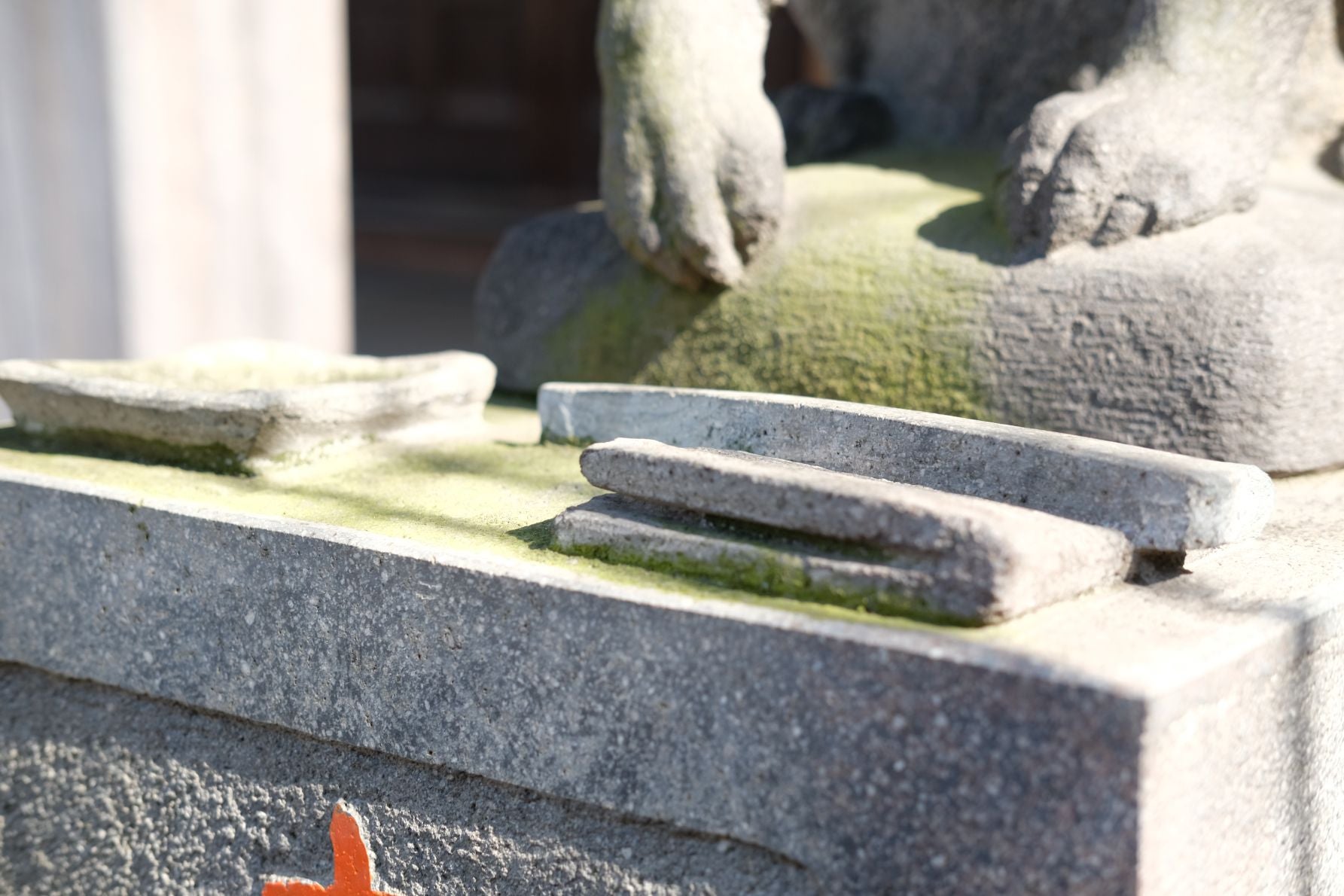 落語好き必見！台座に刻まれた5代目柳家小さん師匠のサインと、噺家の小道具が添えられた狛犬