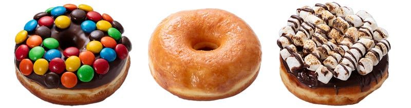 ランディーズドーナツ東京ギフトパレット店「チョコレートキャンディ レイズド」１個550円、「グレイズドレイズド」１個 360円、「スモアズレイズド」 550円 https://randysdonuts.jp/ 東京ギフトパレット１階