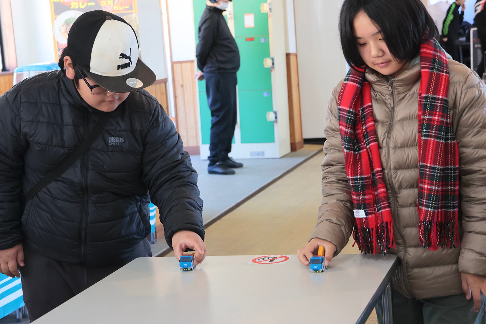 自作プルバックカーによるお菓子争奪チャレンジの風景