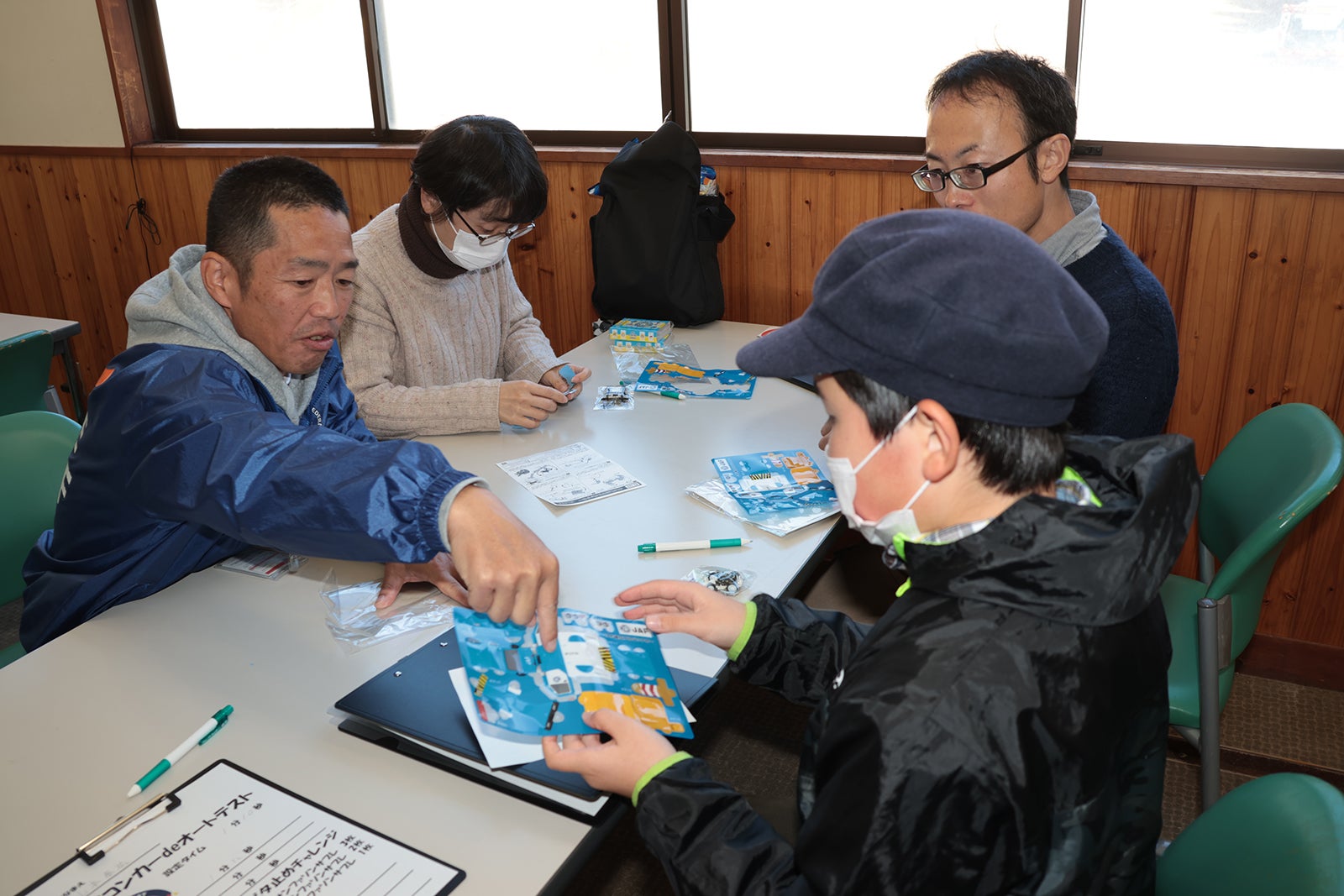 自作プルバックカーによるお菓子争奪チャレンジの風景