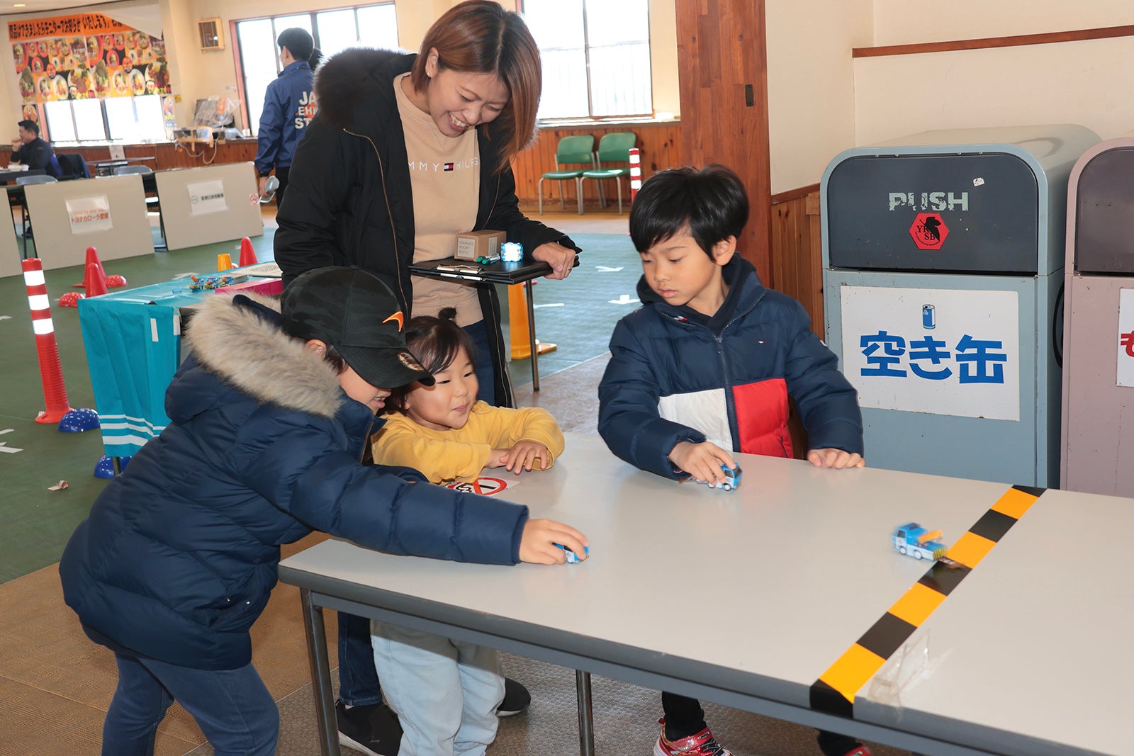 自作プルバックカーによるお菓子争奪チャレンジの風景