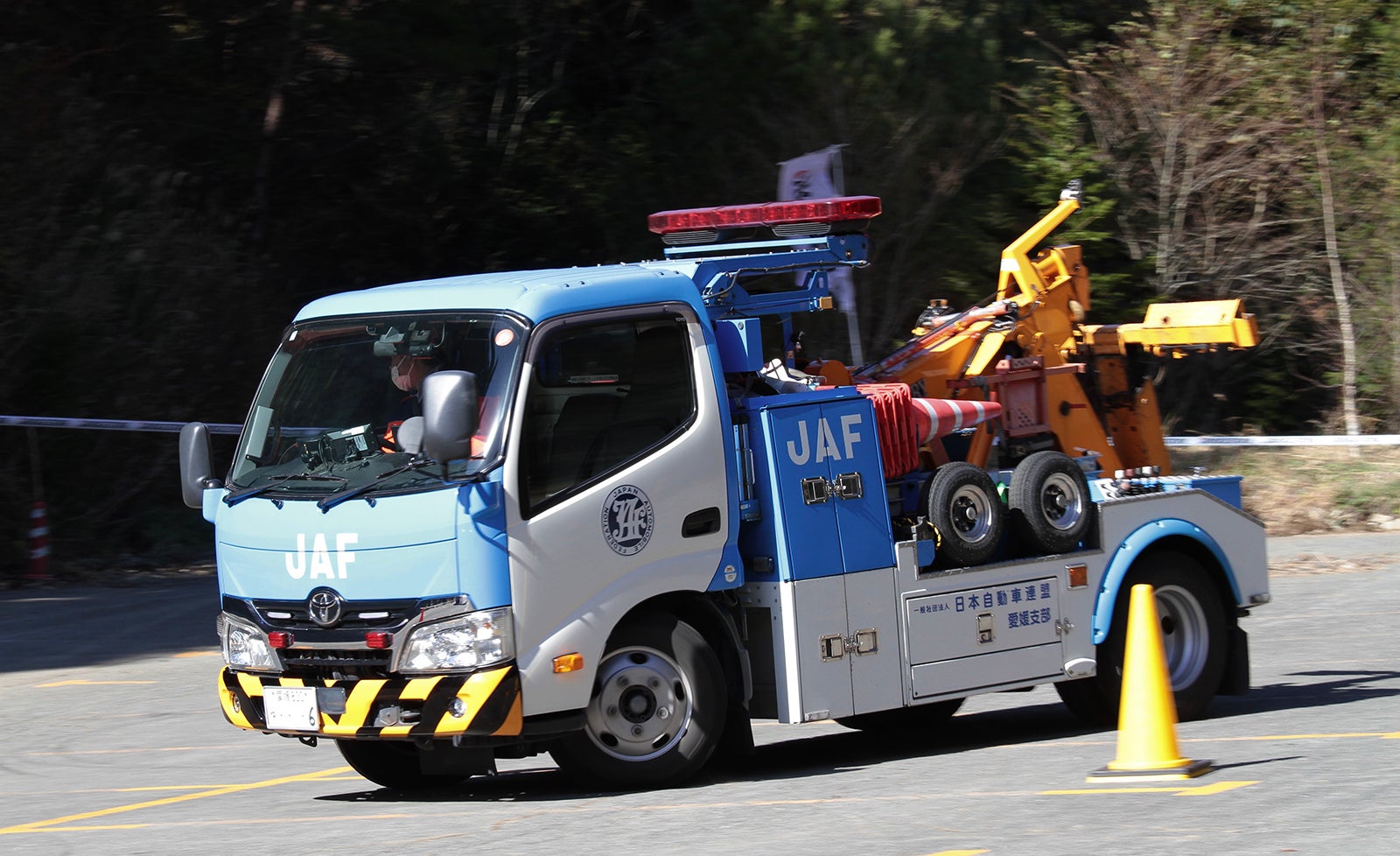 オートテストでデモ走行を披露したJAFのレッカー車