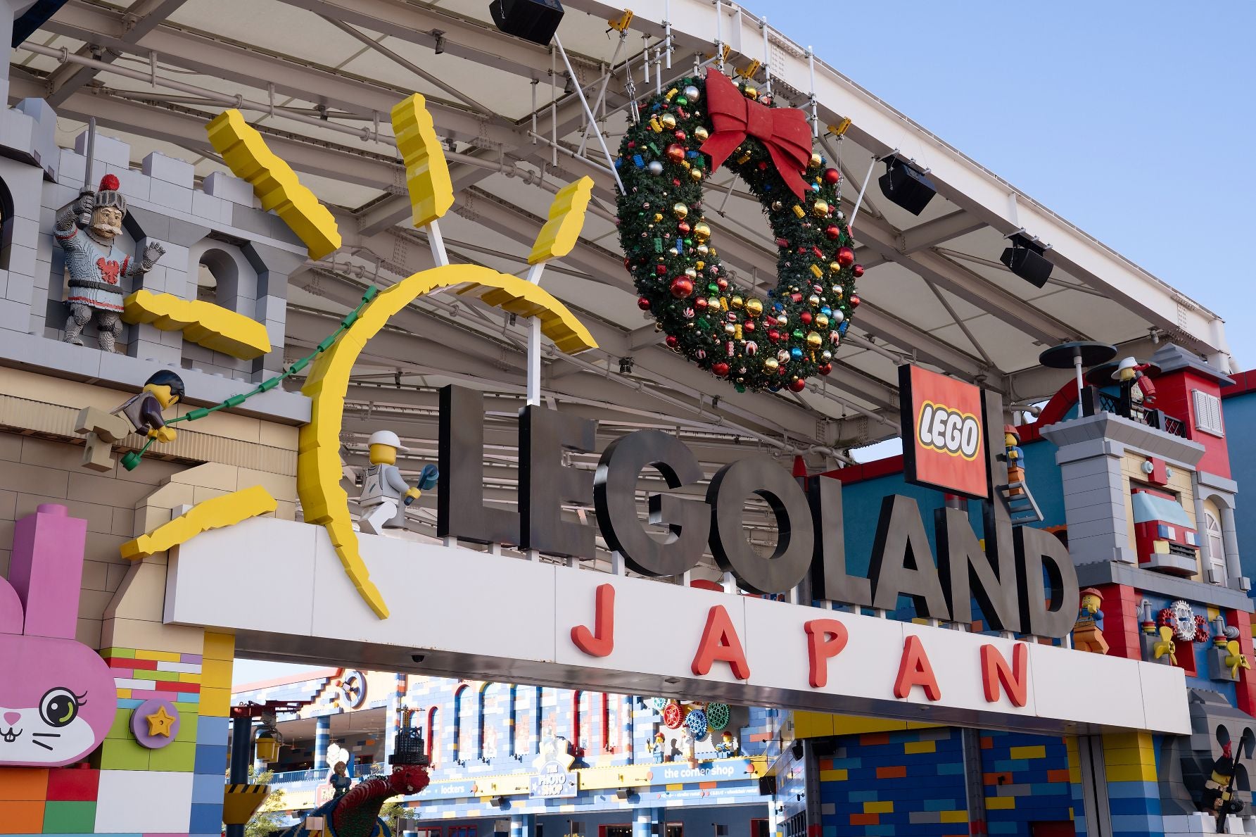 クリスマスの装飾が施された入場ゲート