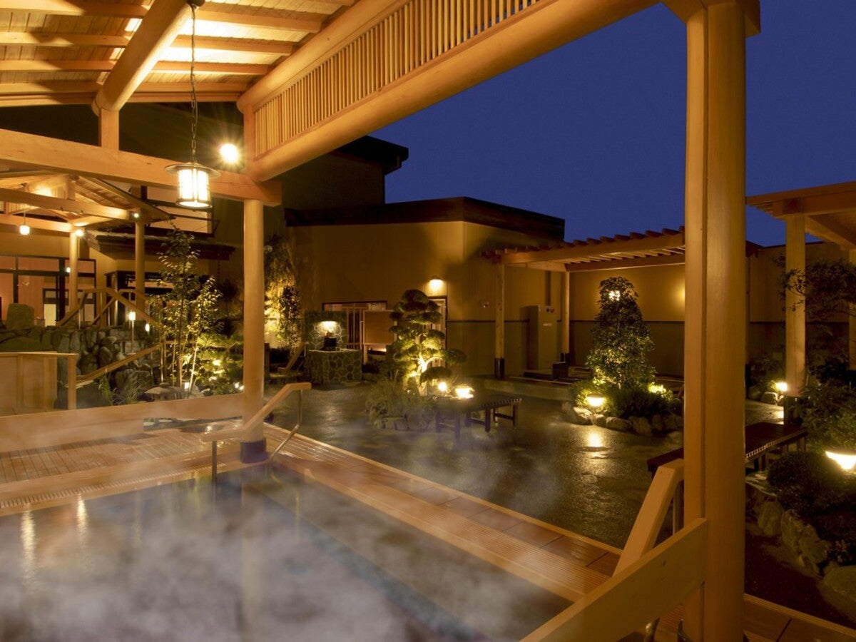 夜の温浴施設の露天風呂全景