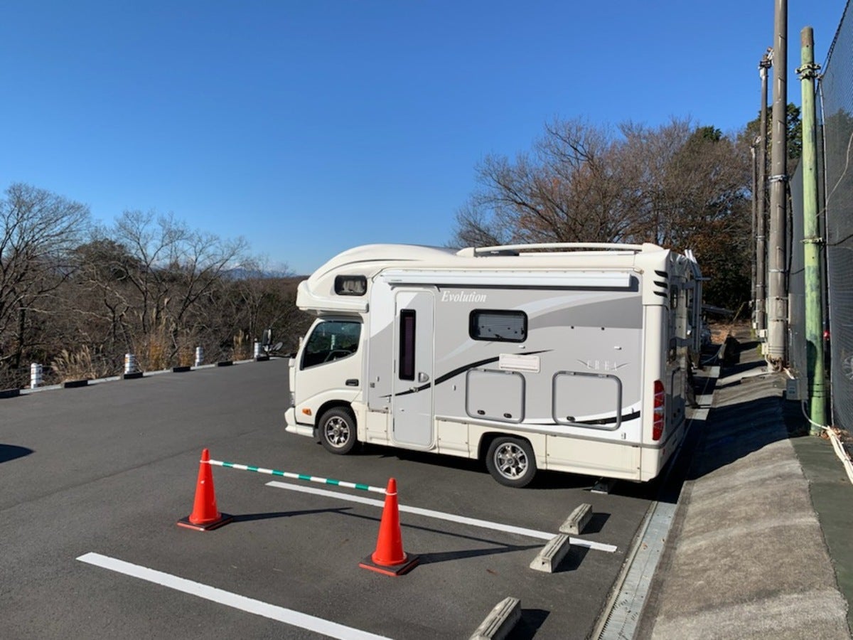 駐車場に止まっているキャンピングカー