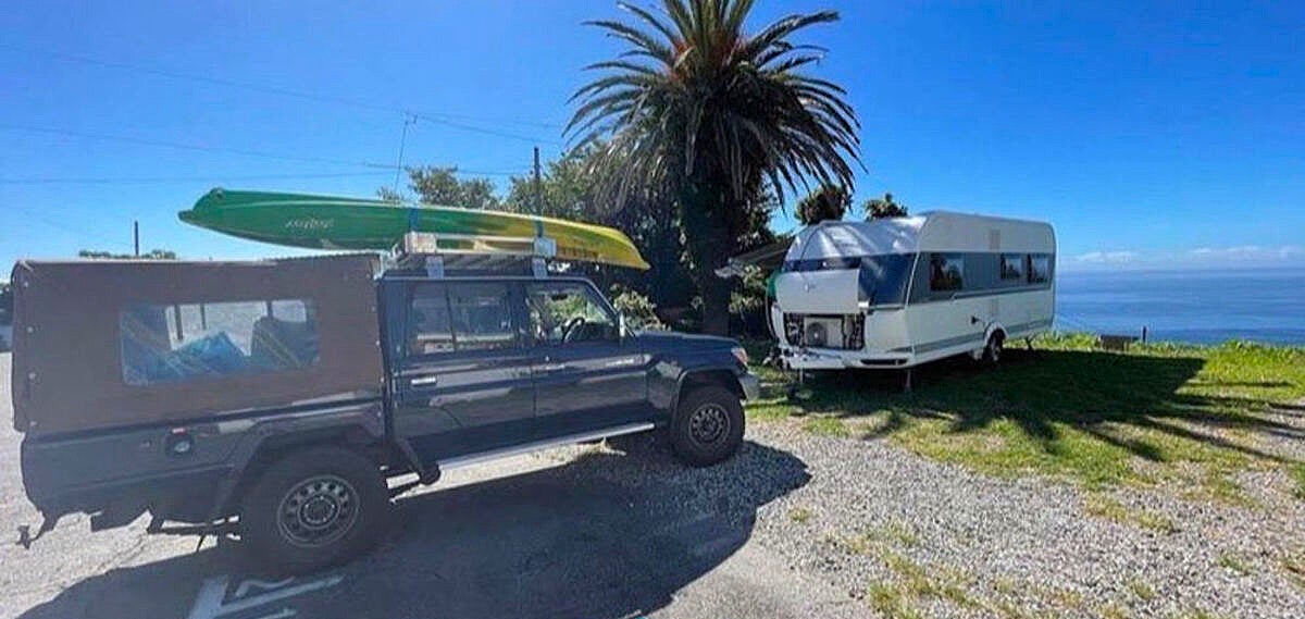 海辺のRVパークに駐車している車中泊カー