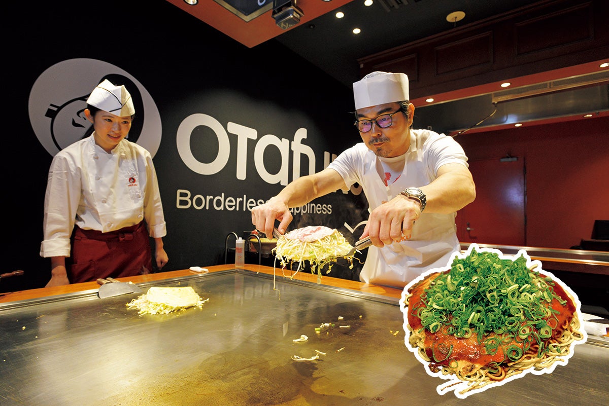 OKOSTAでお好み焼きを焼く小澤征悦氏