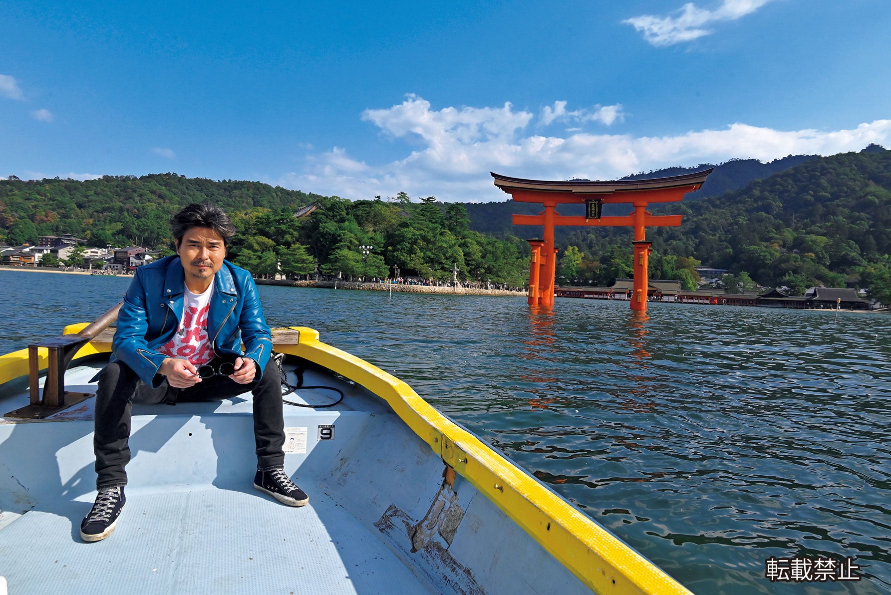 嚴島神社の大鳥居を巡るツアーを体験する小澤征悦氏