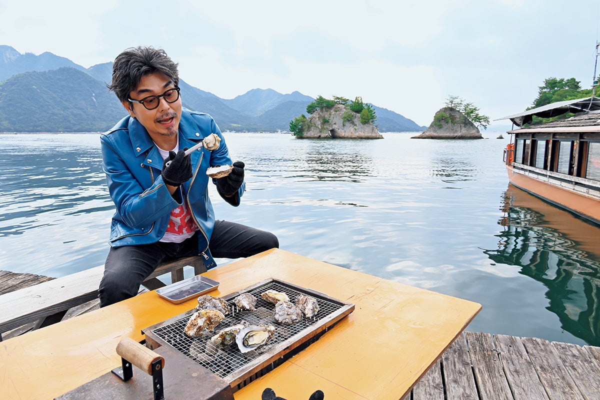 島田水産で牡蛎を食べる小澤征悦氏