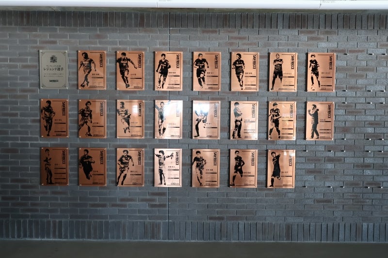 サンフレッチェ広島で活躍した選手や監督のレリーフ