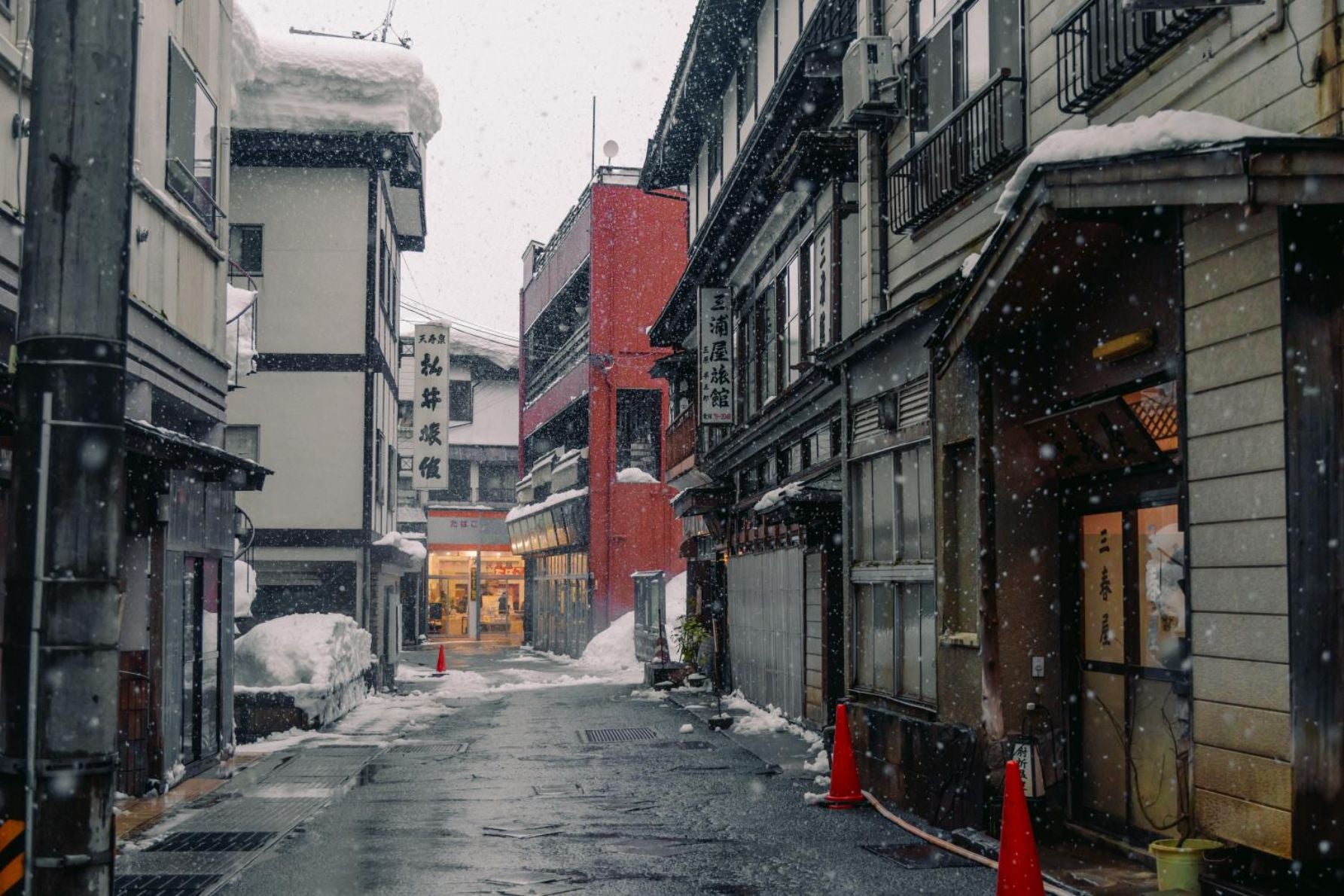 肘折温泉街の中心部