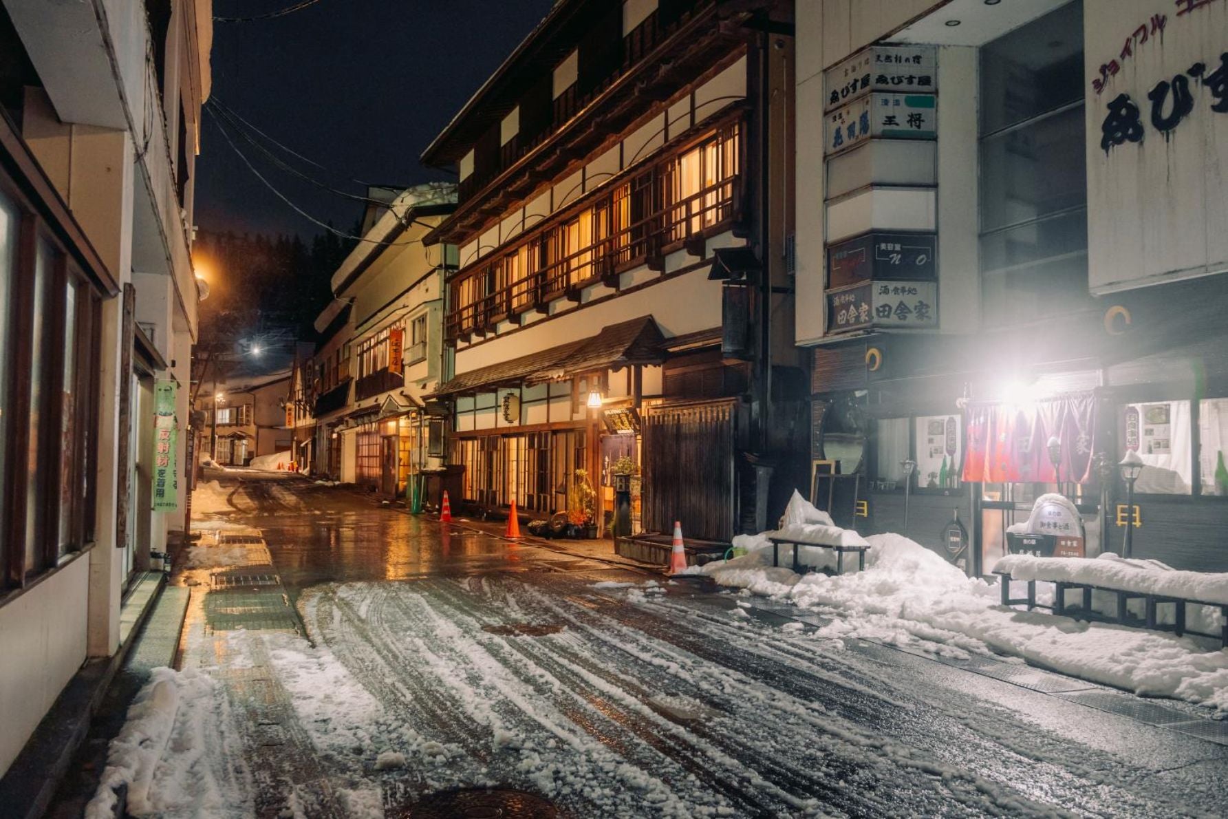 右側手前の食堂で夕飯を食べた