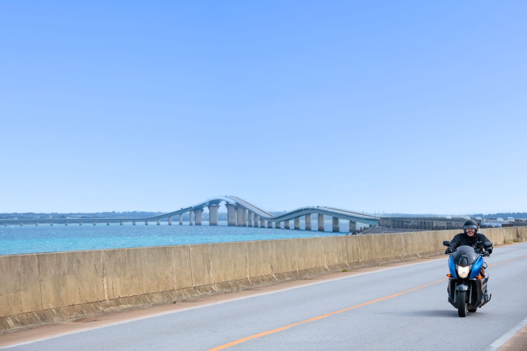 全長3,540m、日本最長の無料橋・伊良部大橋が海の上をどこまでも続く様子