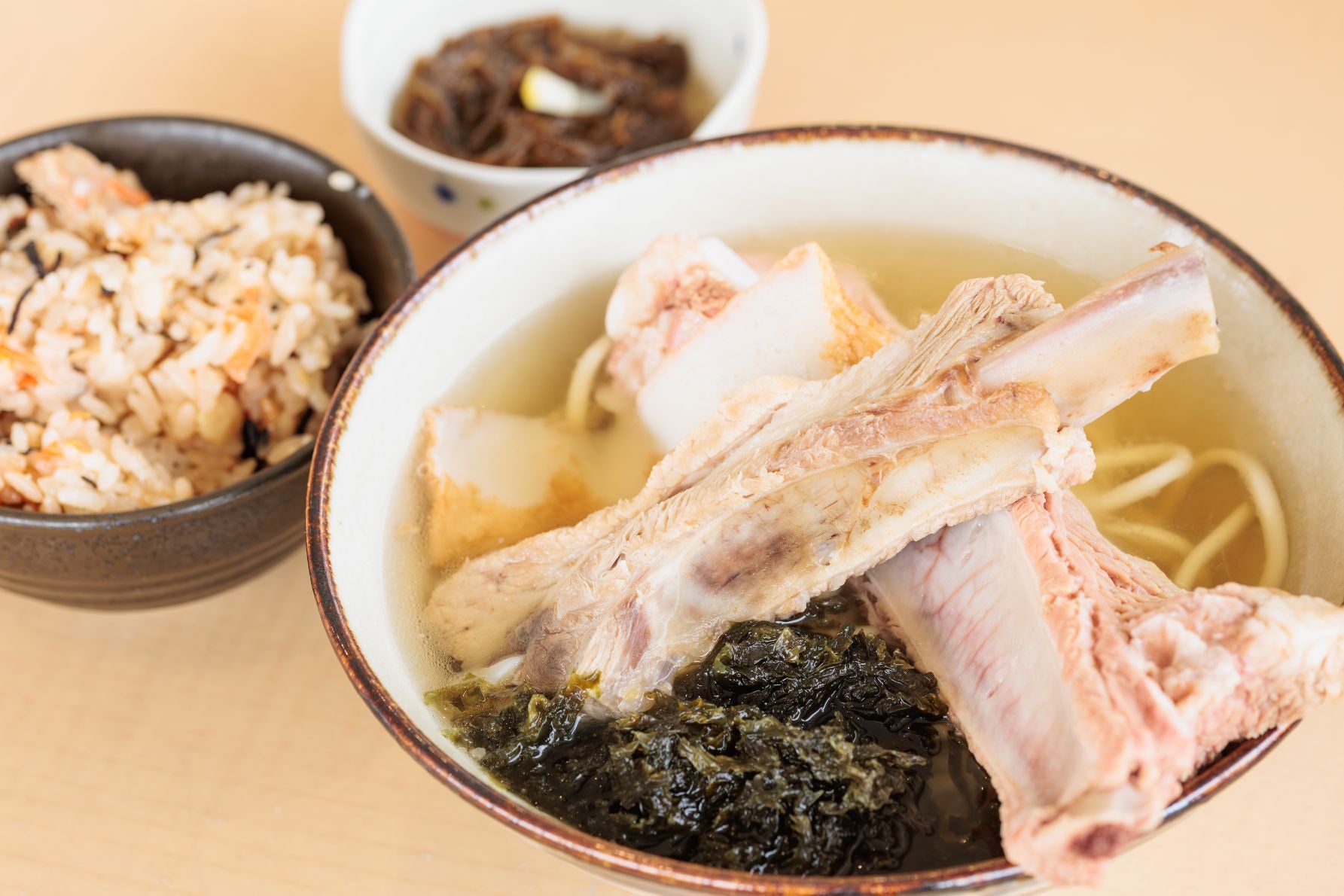 いらぶ大橋海の駅の「本ソーキそばセット」。ホロホロの軟骨ソーキとジューシー、伊良部島産のなまり節を使用