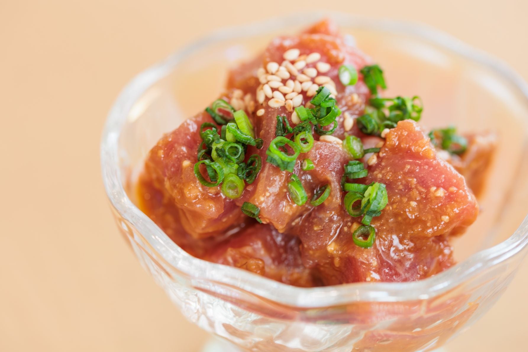 宮古島の郷土料理、鮮度抜群なマグロの赤身を使用した「マグロの酢味噌和え」