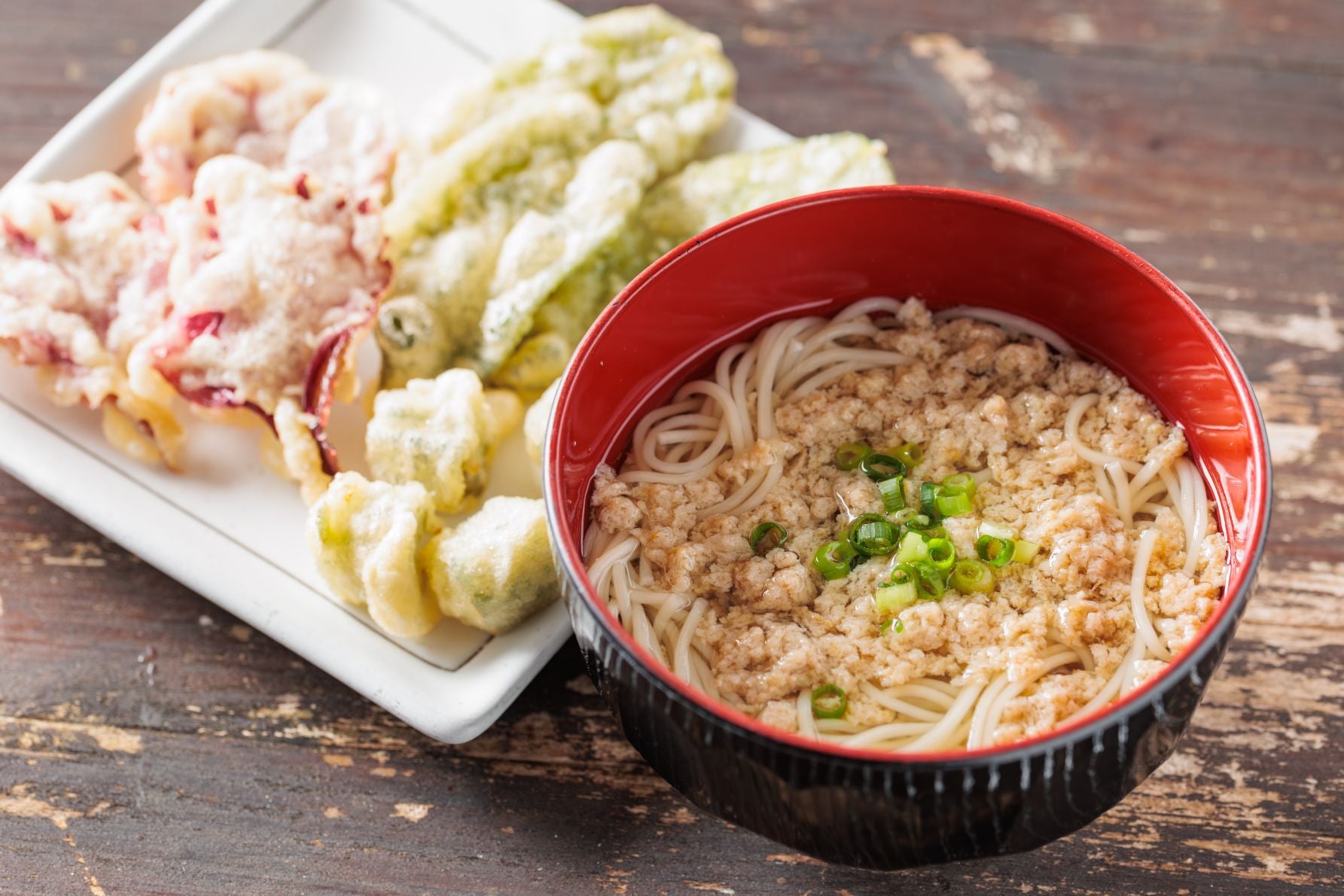 ベニツケモドキのエキスを凝縮した「かにそうめん」と宮古島産野菜の天ぷら