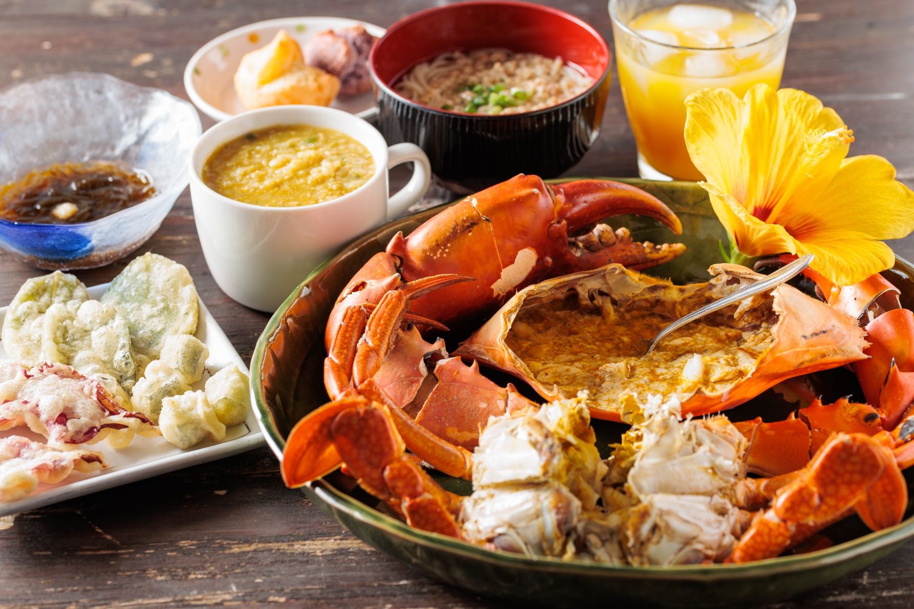 伊良部島「蟹蔵」のマングローブ蟹コース。ノコギリガザミのボイルと島野菜の料理