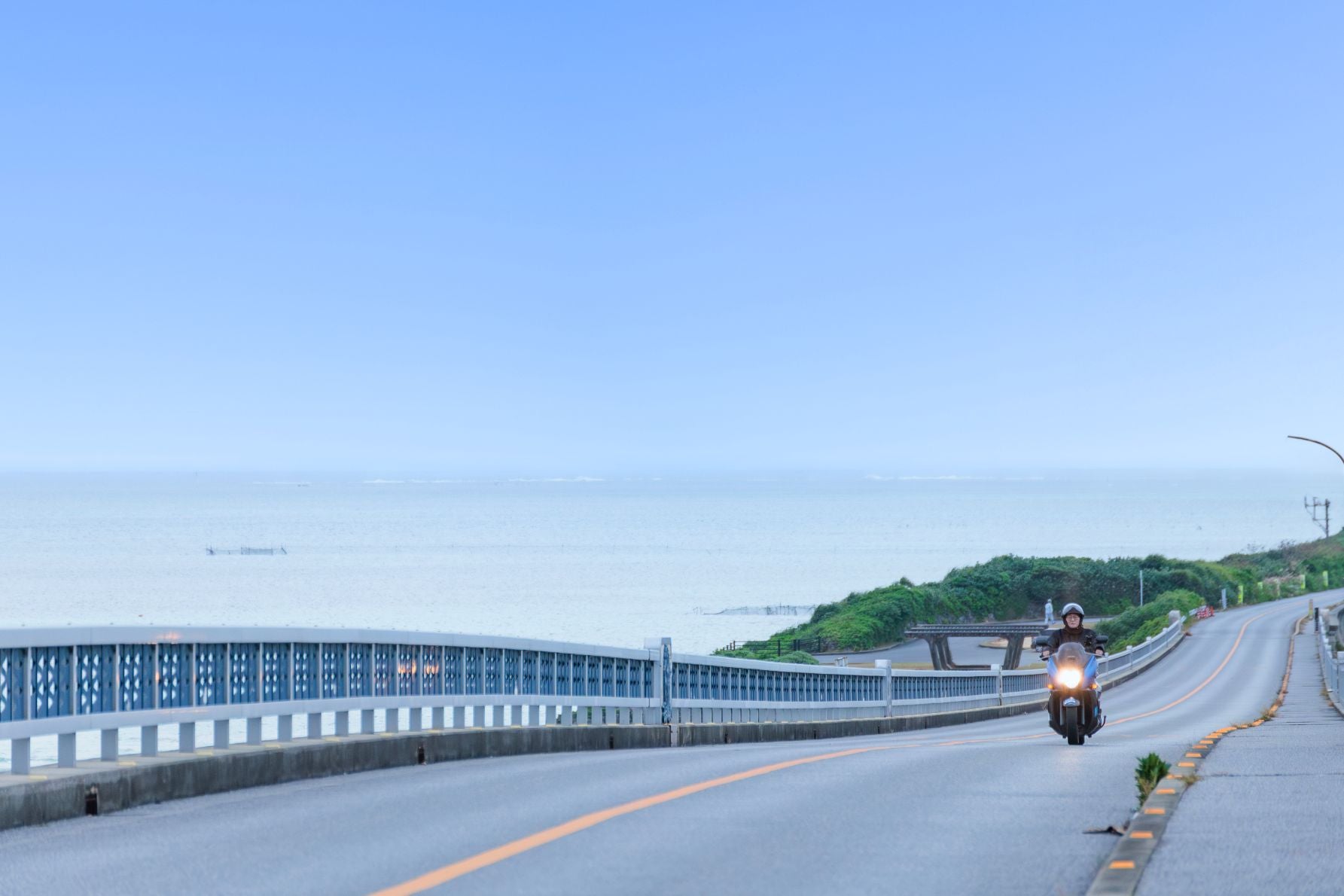 宮古島と池間島を結ぶ全長1,425mの池間大橋。海の上をまっすぐ伸びる直線道路